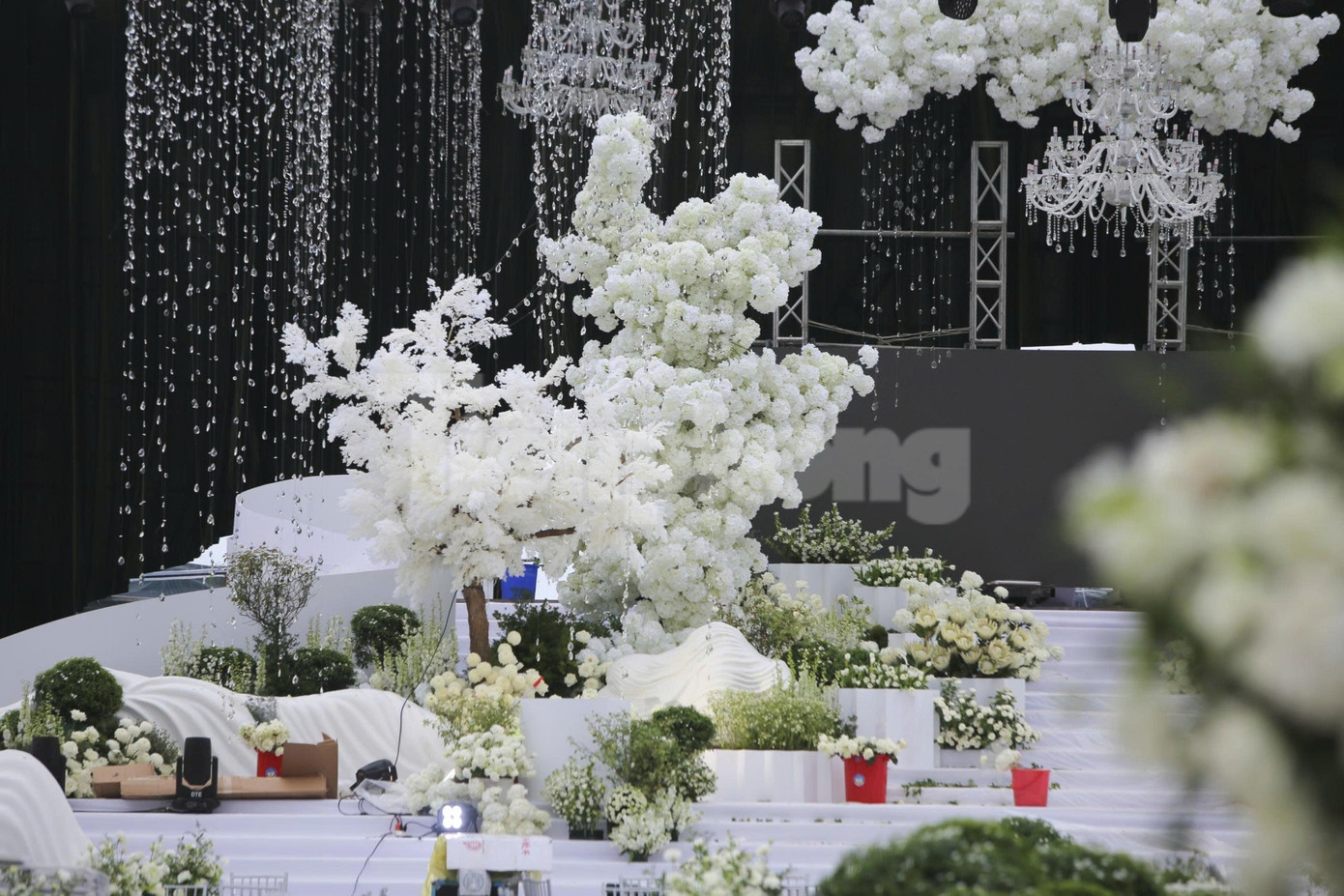 Bên trong rạp cưới mái vòm 3.000 m2 được nhà chồng Đỗ Thị Hà dựng bên bờ sông Nhật Lệ- Ảnh 17.