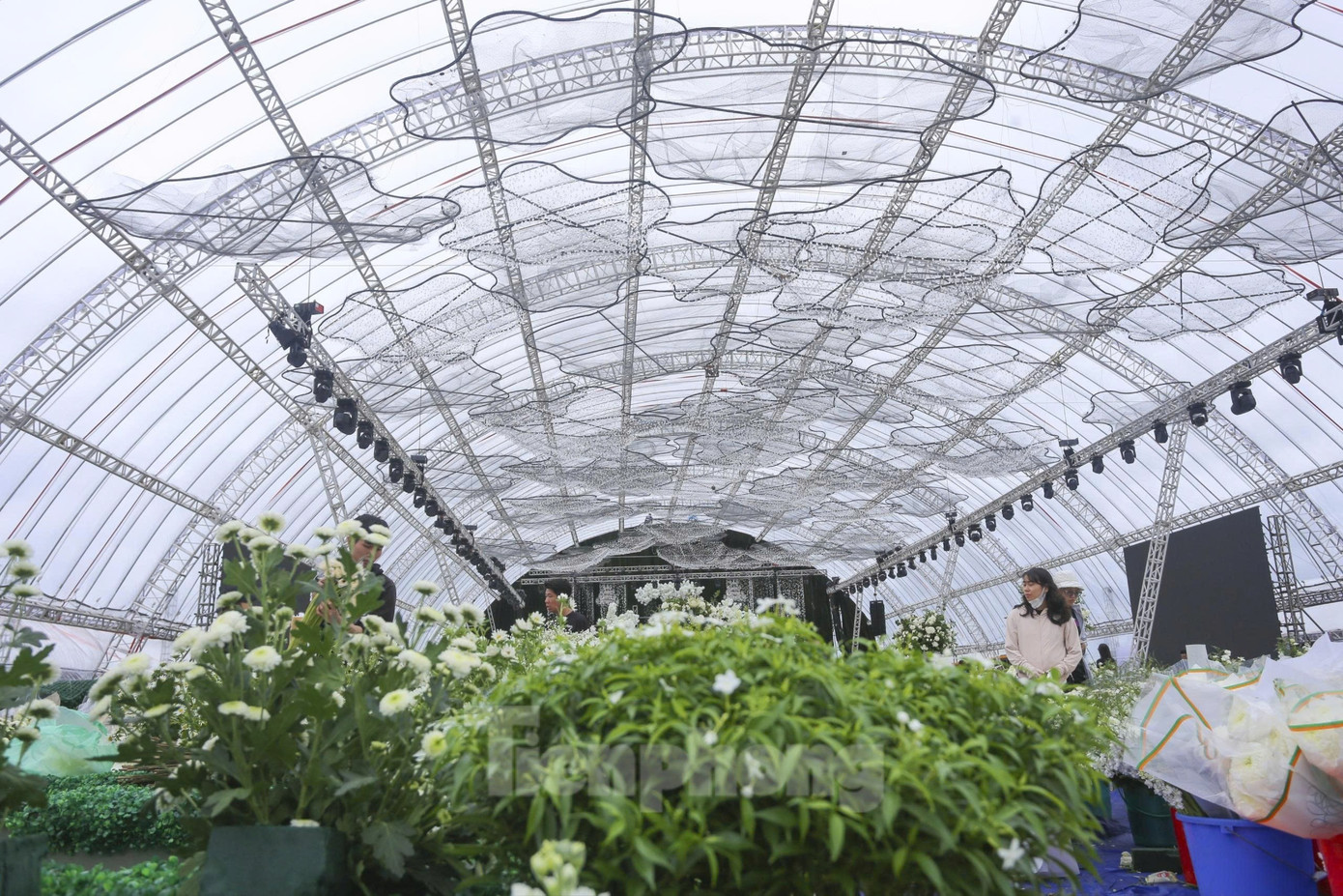 Bên trong rạp cưới mái vòm 3.000 m2 được nhà chồng Đỗ Thị Hà dựng bên bờ sông Nhật Lệ- Ảnh 9.