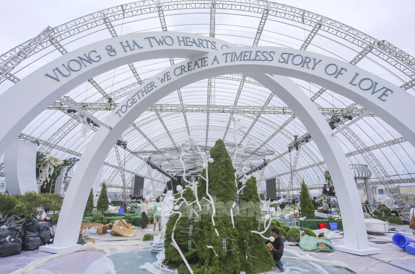 Bên trong rạp cưới mái vòm 3.000 m2 được nhà chồng Đỗ Thị Hà dựng bên bờ sông Nhật Lệ- Ảnh 7.