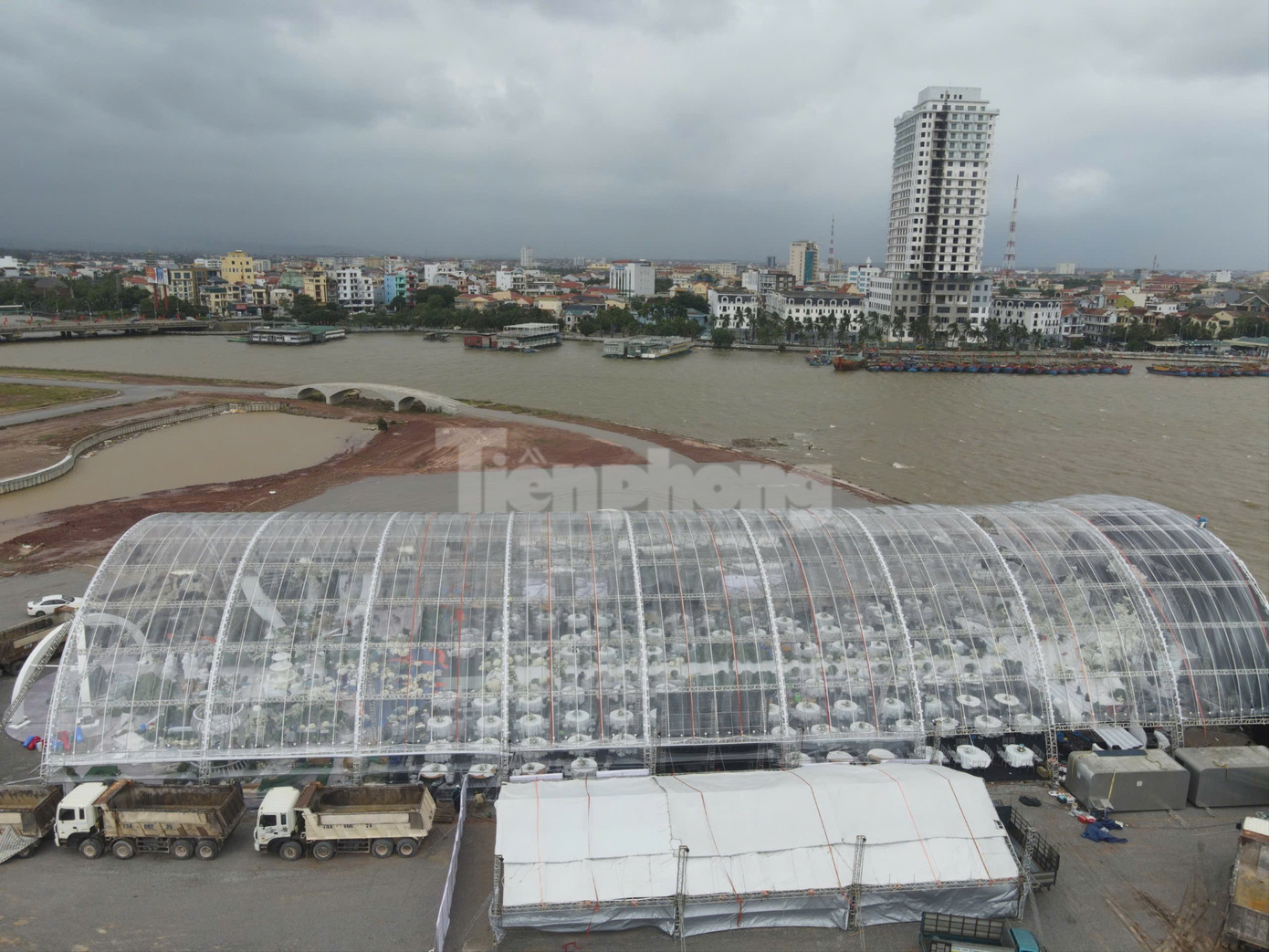 Bên trong rạp cưới mái vòm 3.000 m2 được nhà chồng Đỗ Thị Hà dựng bên bờ sông Nhật Lệ- Ảnh 2.