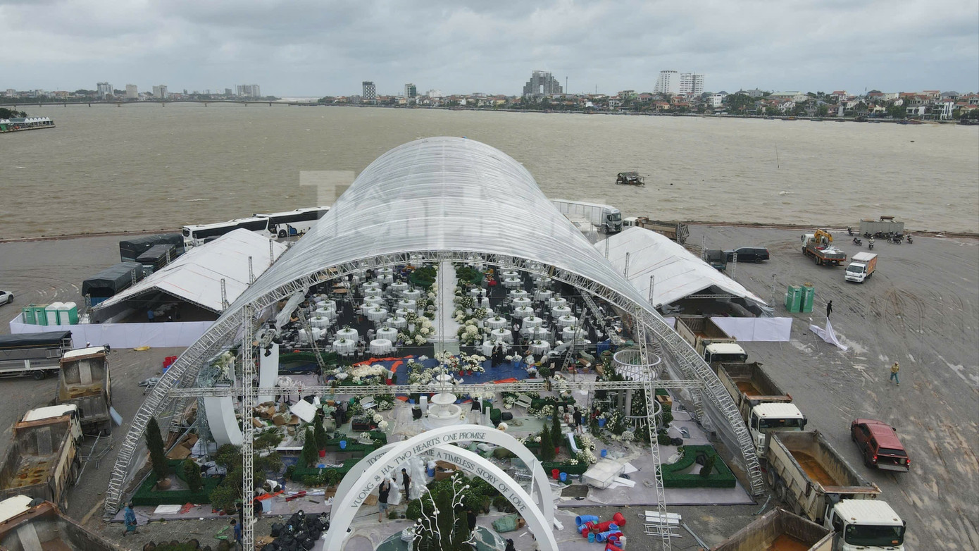 Bên trong rạp cưới mái vòm 3.000 m2 được nhà chồng Đỗ Thị Hà dựng bên bờ sông Nhật Lệ- Ảnh 4.
