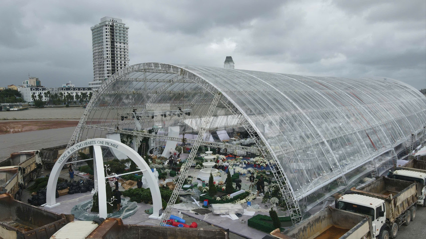 Bên trong rạp cưới mái vòm 3.000 m2 được nhà chồng Đỗ Thị Hà dựng bên bờ sông Nhật Lệ- Ảnh 3.