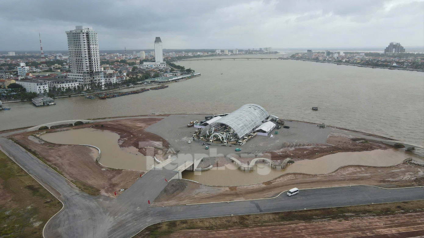 Bên trong rạp cưới mái vòm 3.000 m2 được nhà chồng Đỗ Thị Hà dựng bên bờ sông Nhật Lệ- Ảnh 1.