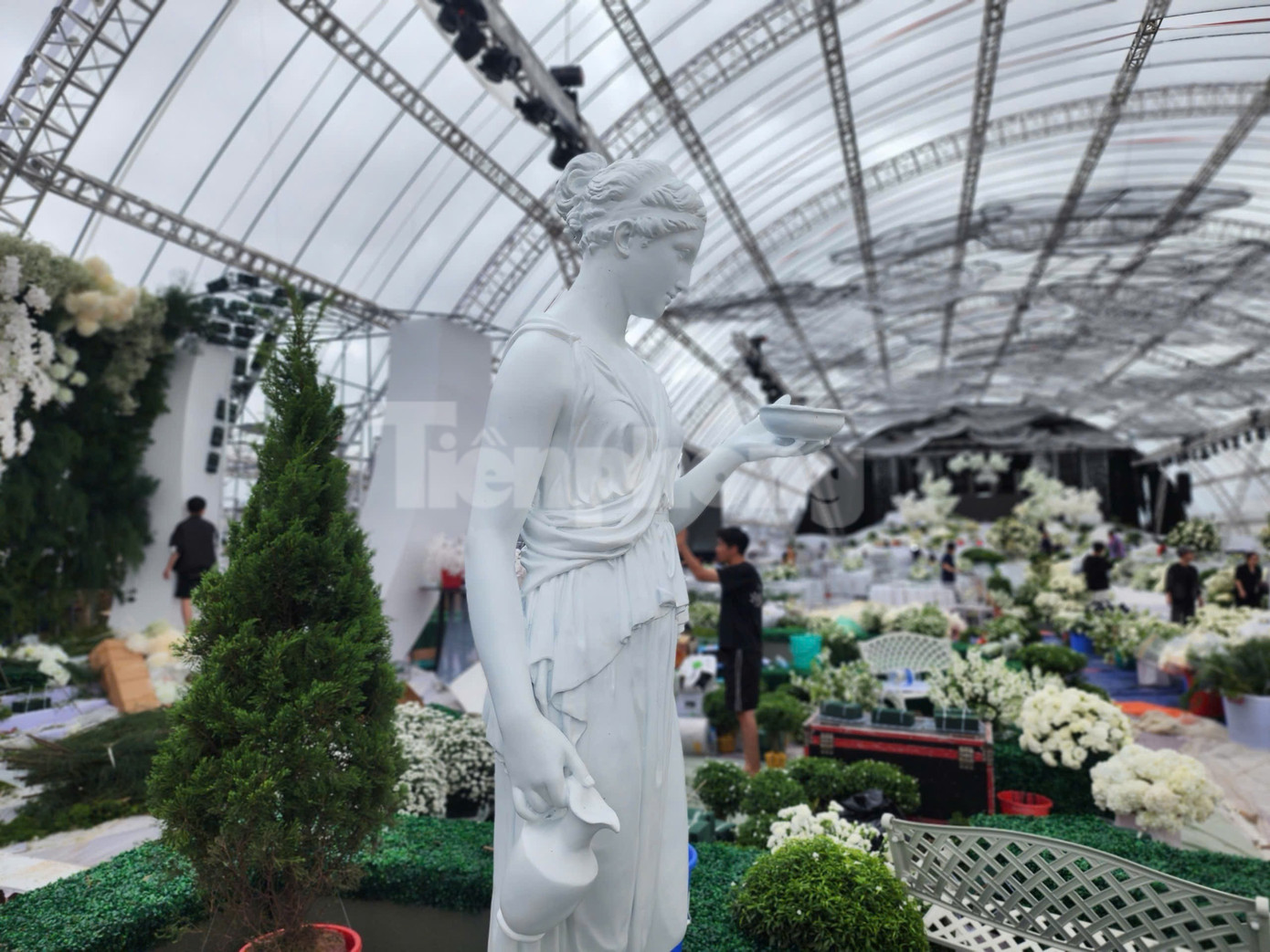 Bên trong rạp cưới mái vòm 3.000 m2 được nhà chồng Đỗ Thị Hà dựng bên bờ sông Nhật Lệ- Ảnh 10.