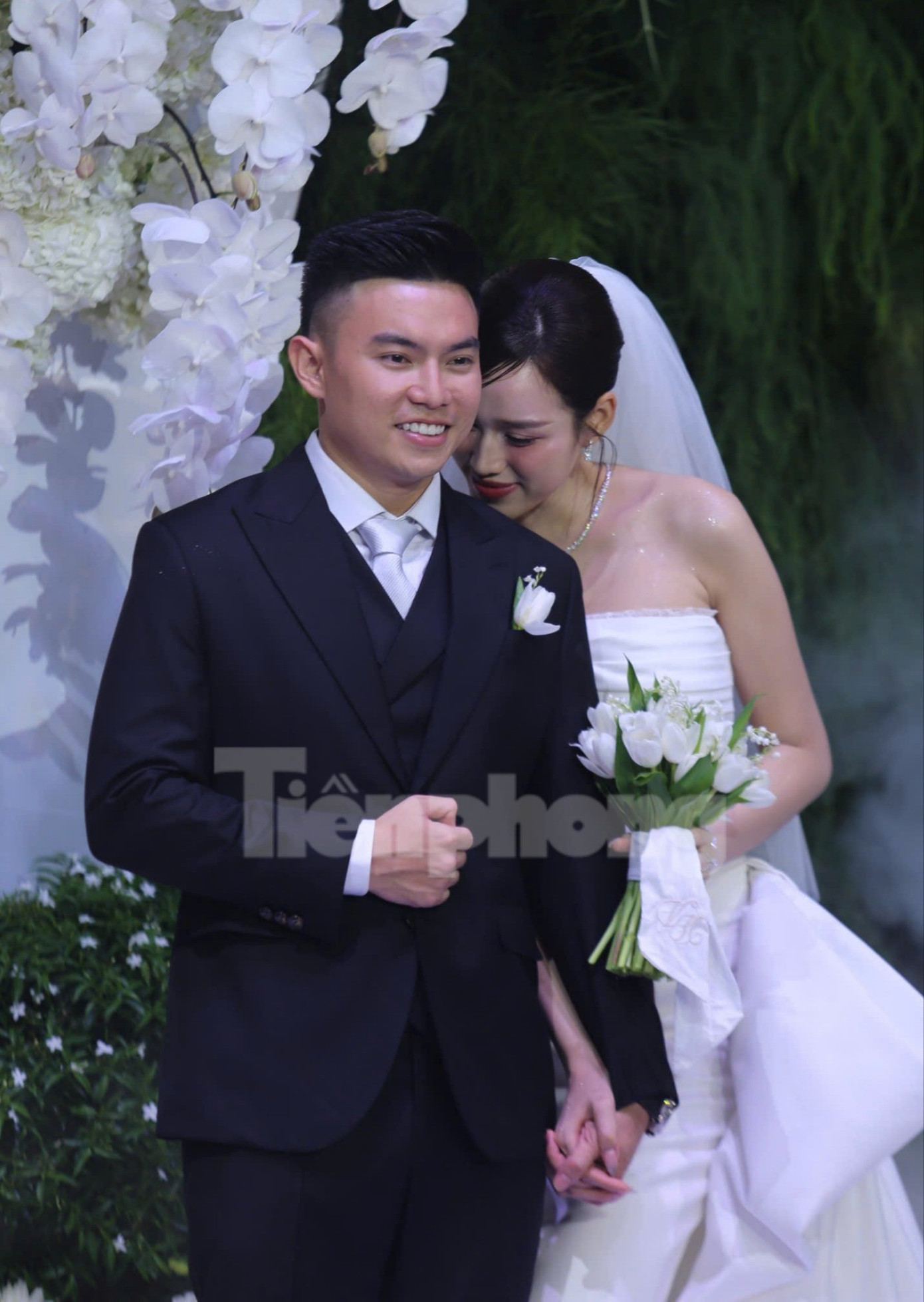 Hàng nghìn người đội mưa, ôtô nối đuôi tới lễ cưới Hoa hậu Đỗ Thị Hà và doanh nhân Viết Vương- Ảnh 2.