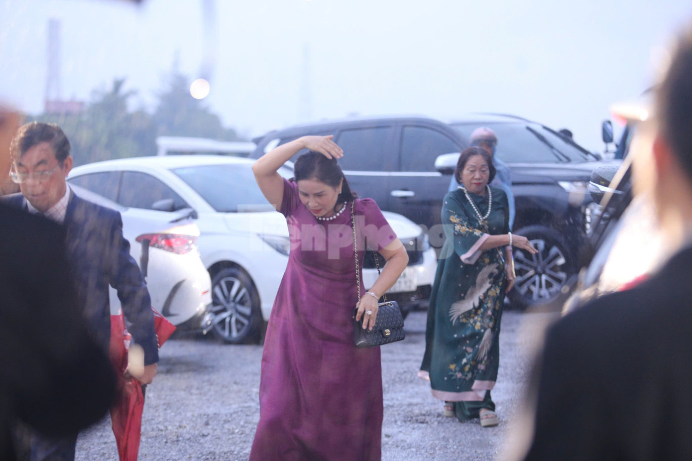 Hàng nghìn người đội mưa, ôtô nối đuôi tới lễ cưới Hoa hậu Đỗ Thị Hà và doanh nhân Viết Vương- Ảnh 9.