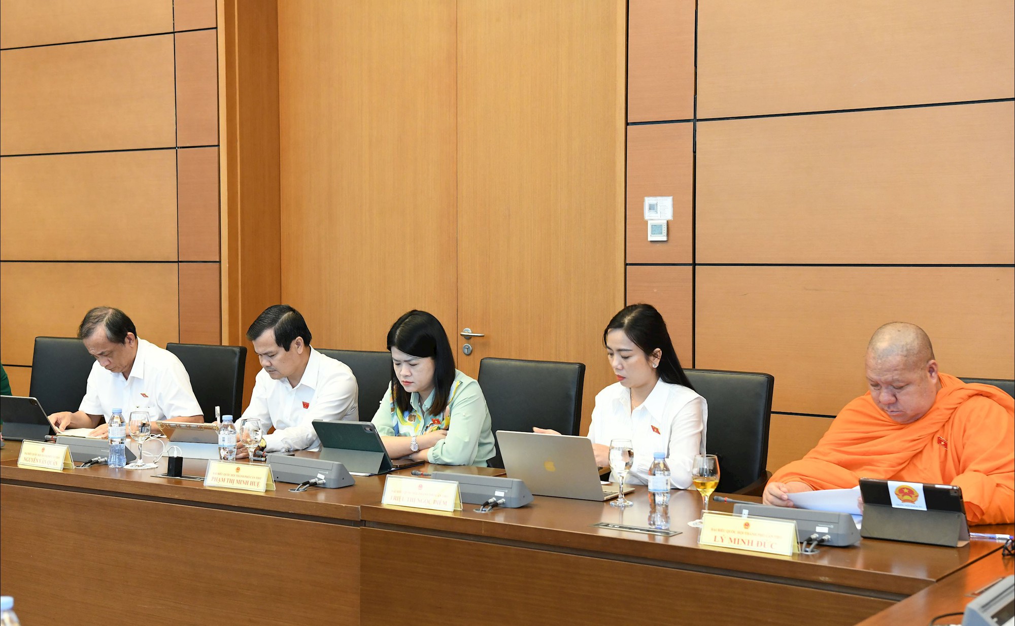 Đại biểu Quốc hội kiến nghị bỏ mô hình Đại học vùng, tinh gọn bộ máy, xoá cấp trung gian- Ảnh 6.