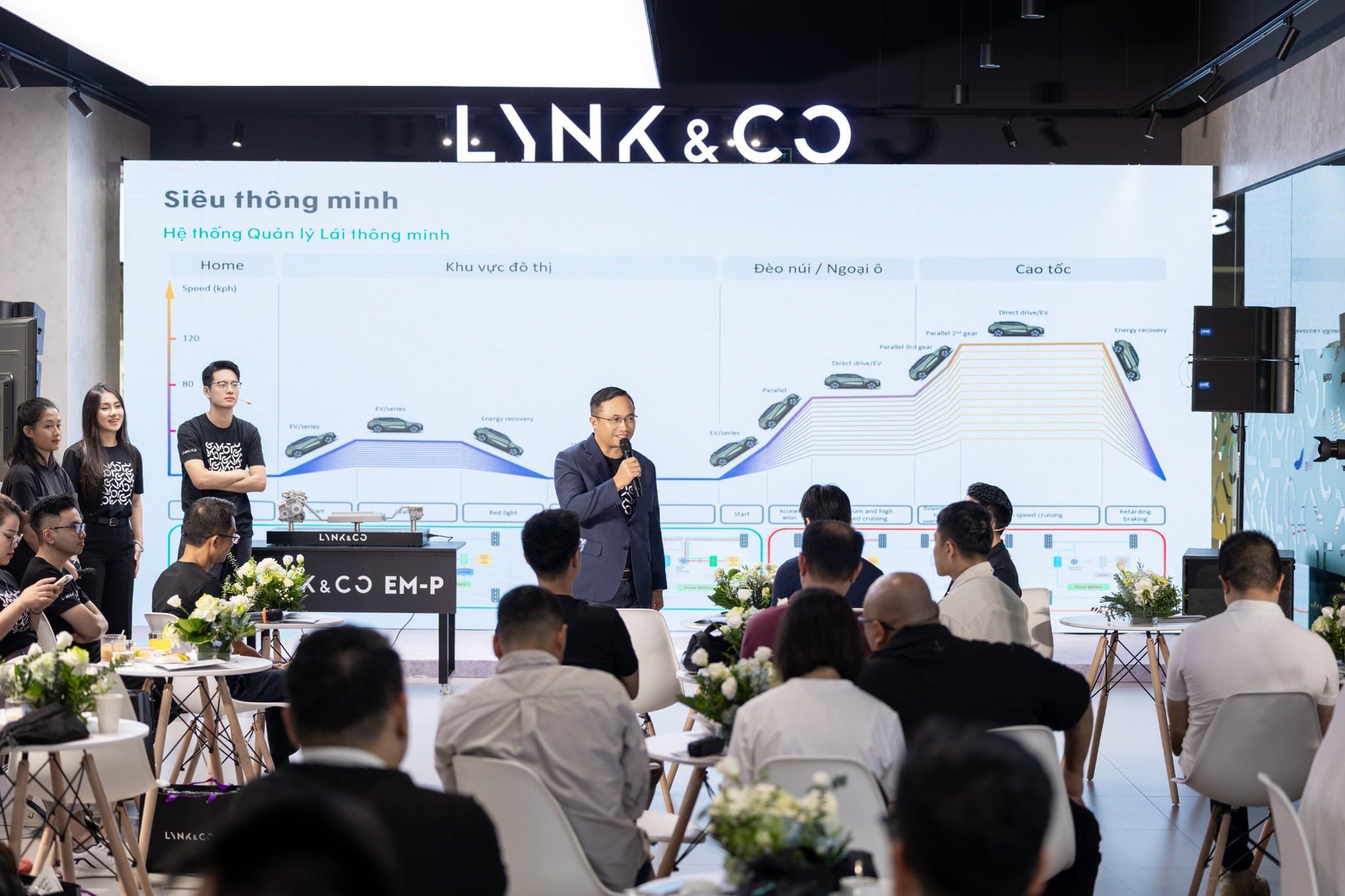 Lynk & Co 08 sắp ra mắt và câu hỏi: Món mới đủ vị khác biệt trong “bữa tiệc” PHEV tại Việt Nam?- Ảnh 3. Lynk & Co 08 sắp ra mắt và câu hỏi: Món mới đủ vị khác biệt trong “bữa tiệc” PHEV tại Việt Nam?- Ảnh 3.