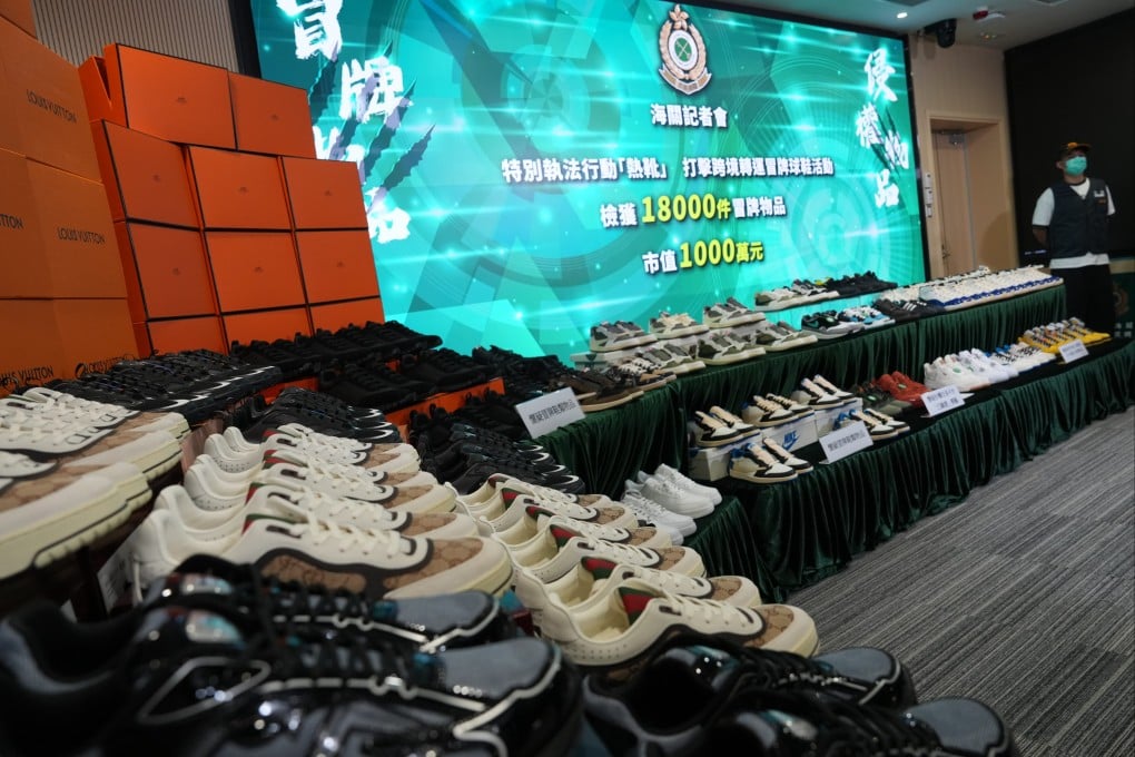 Theo dõi 2 xe tải chạy xuyên biên giới, công an triệt phá đường dây buôn bán hàng hiệu Nike, Adidas và Gucci giả, tịch thu hơn 18.000 sản phẩm trị giá 33 tỷ đồng- Ảnh 2. Theo dõi 2 xe tải chạy xuyên biên giới, công an triệt phá đường dây buôn bán hàng hiệu Nike, Adidas và Gucci giả, tịch thu hơn 18.000 sản phẩm trị giá 33 tỷ đồng- Ảnh 2.