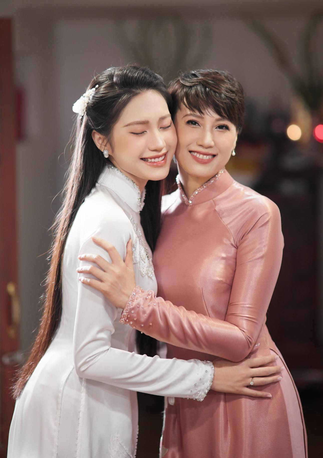 "Chị mẹ" của Doãn Hải My - bà ngoại sành điệu, gợi cảm tuổi U50, thể hiện 1 điều cực tinh tế khi chụp hình cùng con gái- Ảnh 1. "Chị mẹ" của Doãn Hải My - bà ngoại sành điệu, gợi cảm tuổi U50, thể hiện 1 điều cực tinh tế khi chụp hình cùng con gái- Ảnh 1.