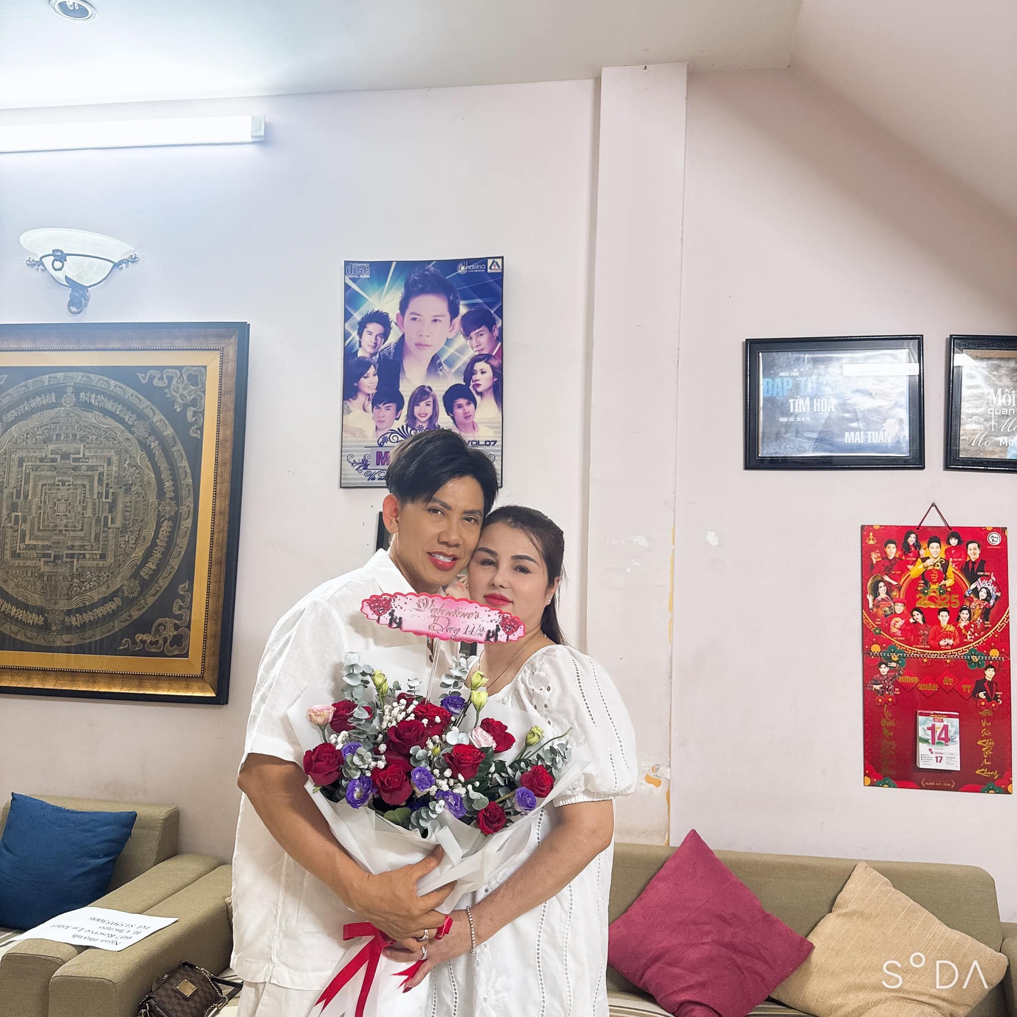 Ngoại hình nam ca sĩ U60 mới công khai bạn gái, thần thái trẻ trung hiếm thấy- Ảnh 5. Ngoại hình nam ca sĩ U60 mới công khai bạn gái, thần thái trẻ trung hiếm thấy- Ảnh 5.