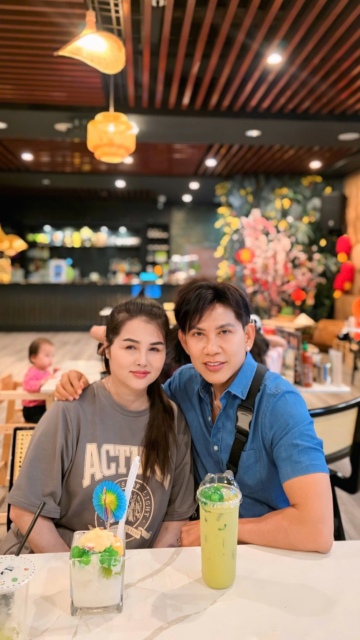 Ngoại hình nam ca sĩ U60 mới công khai bạn gái, thần thái trẻ trung hiếm thấy- Ảnh 4. Ngoại hình nam ca sĩ U60 mới công khai bạn gái, thần thái trẻ trung hiếm thấy- Ảnh 4.