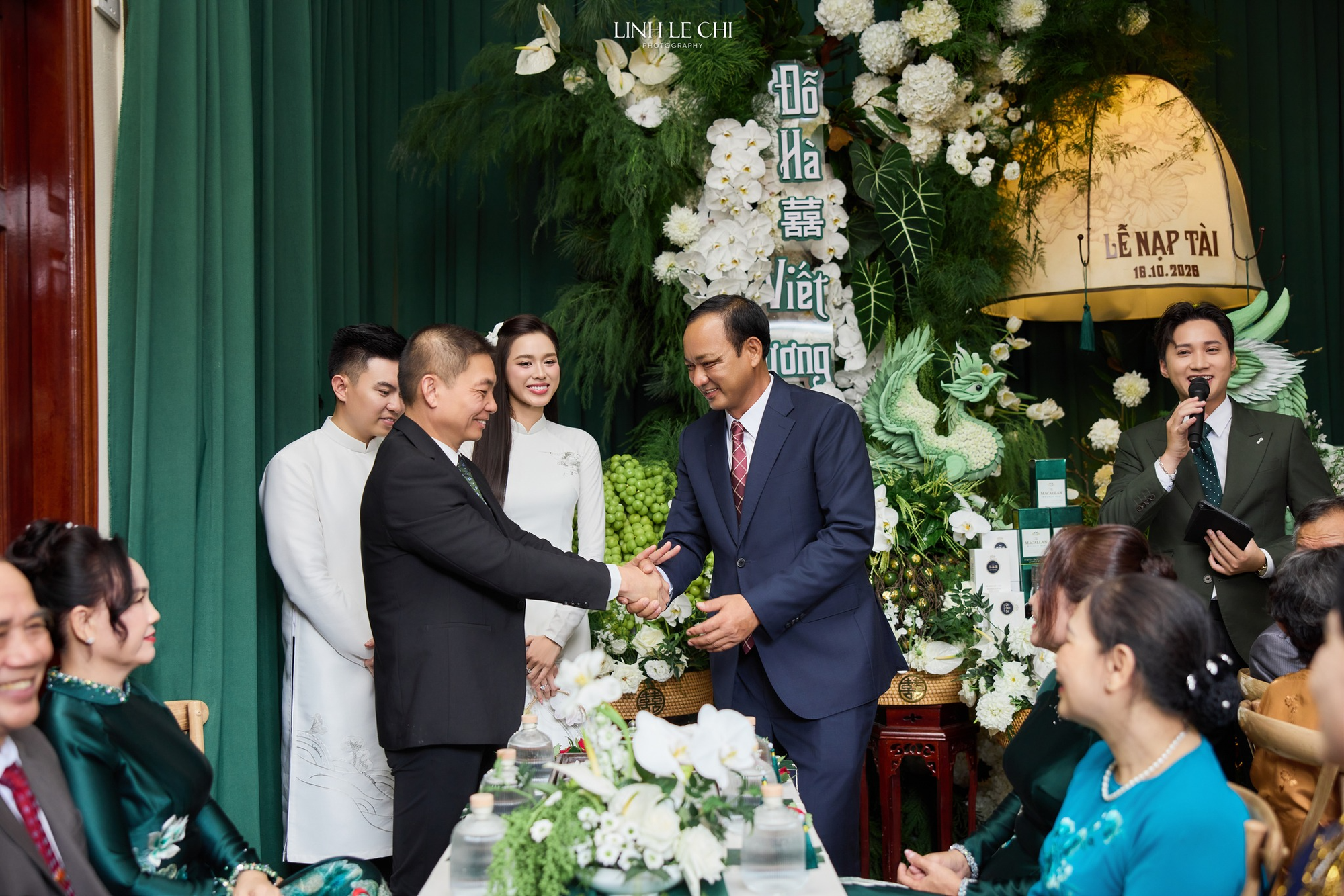 Lý giải cơn sốt đám cưới Viết Vương - Hoa hậu Đỗ Hà ở quê nhà Thanh Hóa, Quảng Trị- Ảnh 9. Lý giải cơn sốt đám cưới Viết Vương - Hoa hậu Đỗ Hà ở quê nhà Thanh Hóa, Quảng Trị- Ảnh 9.