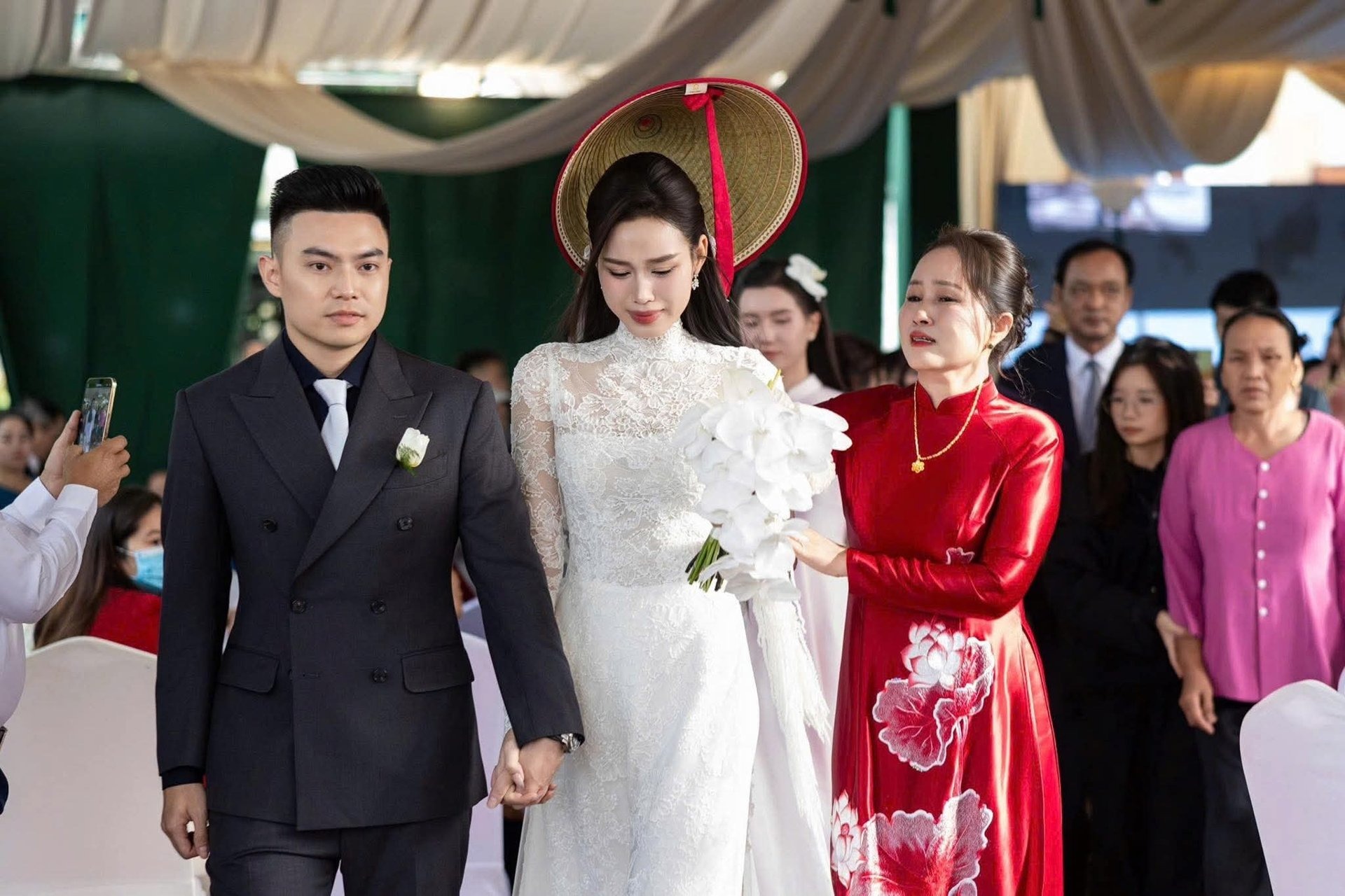 Lý giải cơn sốt đám cưới Viết Vương - Hoa hậu Đỗ Hà ở quê nhà Thanh Hóa, Quảng Trị- Ảnh 15. Lý giải cơn sốt đám cưới Viết Vương - Hoa hậu Đỗ Hà ở quê nhà Thanh Hóa, Quảng Trị- Ảnh 15.