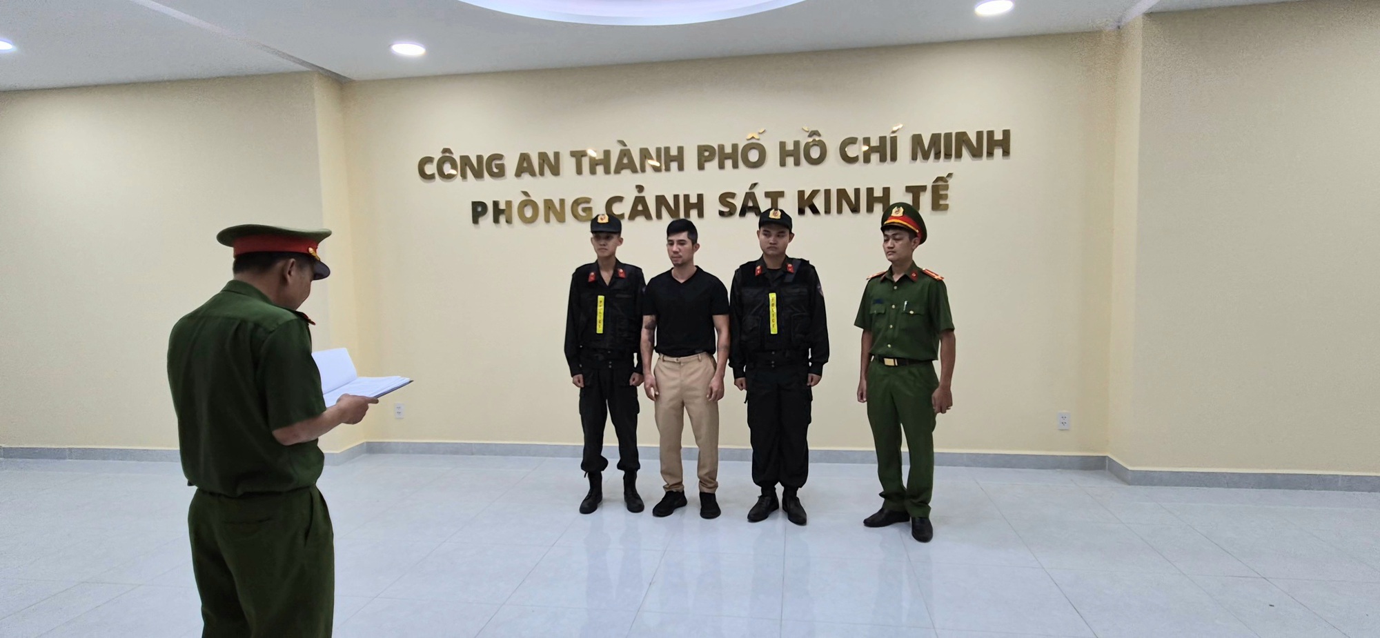 Ảnh, Clip: Lương Bằng Quang lại gây sốc- Ảnh 1.