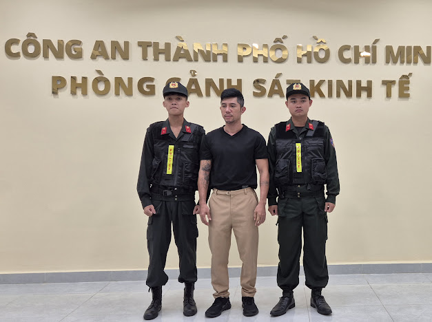 Nóng: Bắt ca sĩ Lương Bằng Quang- Ảnh 1. Nóng: Bắt ca sĩ Lương Bằng Quang- Ảnh 1.