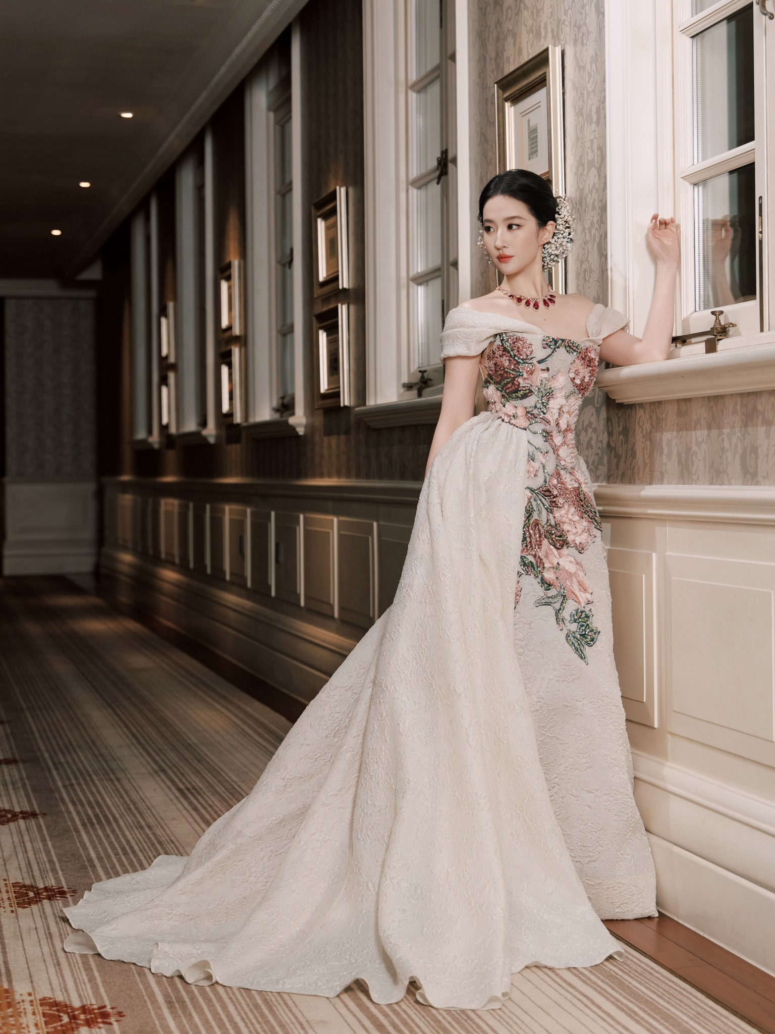 Siêu thảm đỏ "đáng sợ" nhất Cbiz: "Tiên hoa" Lưu Diệc Phi gầy khó tin vẫn không cứu nổi rừng sao "xấu đau xấu đớn"- Ảnh 6.