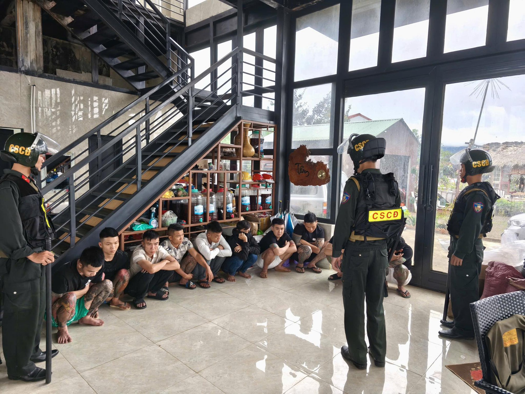 Cảnh sát bất ngờ khám xét một homestay, phát hiện Cảnh sát bất ngờ khám xét một homestay, phát hiện