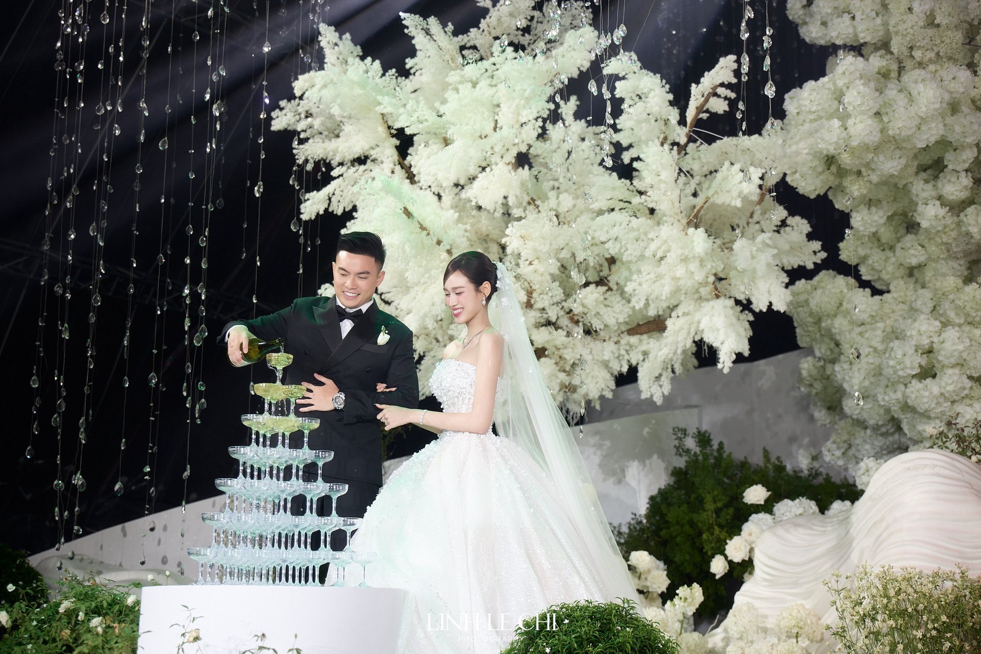 Lý giải cơn sốt đám cưới Viết Vương - Hoa hậu Đỗ Hà ở quê nhà Thanh Hóa, Quảng Trị- Ảnh 17. Lý giải cơn sốt đám cưới Viết Vương - Hoa hậu Đỗ Hà ở quê nhà Thanh Hóa, Quảng Trị- Ảnh 17.