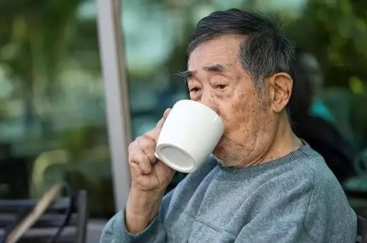 Thức dậy giữa đêm uống nước, người đàn ông 59 tuổi tử vong sau 5 ngày: Bác sĩ cảnh báo 4 thói quen tưởng vô hại nhưng cực nguy hiểm- Ảnh 2. Thức dậy giữa đêm uống nước, người đàn ông 59 tuổi tử vong sau 5 ngày: Bác sĩ cảnh báo 4 thói quen tưởng vô hại nhưng cực nguy hiểm- Ảnh 2.