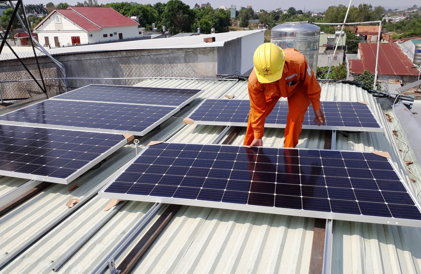 Đề xuất bỏ quy định người dân lắp điện mặt trời mái nhà phải báo với EVN- Ảnh 1. Đề xuất bỏ quy định người dân lắp điện mặt trời mái nhà phải báo với EVN- Ảnh 1.