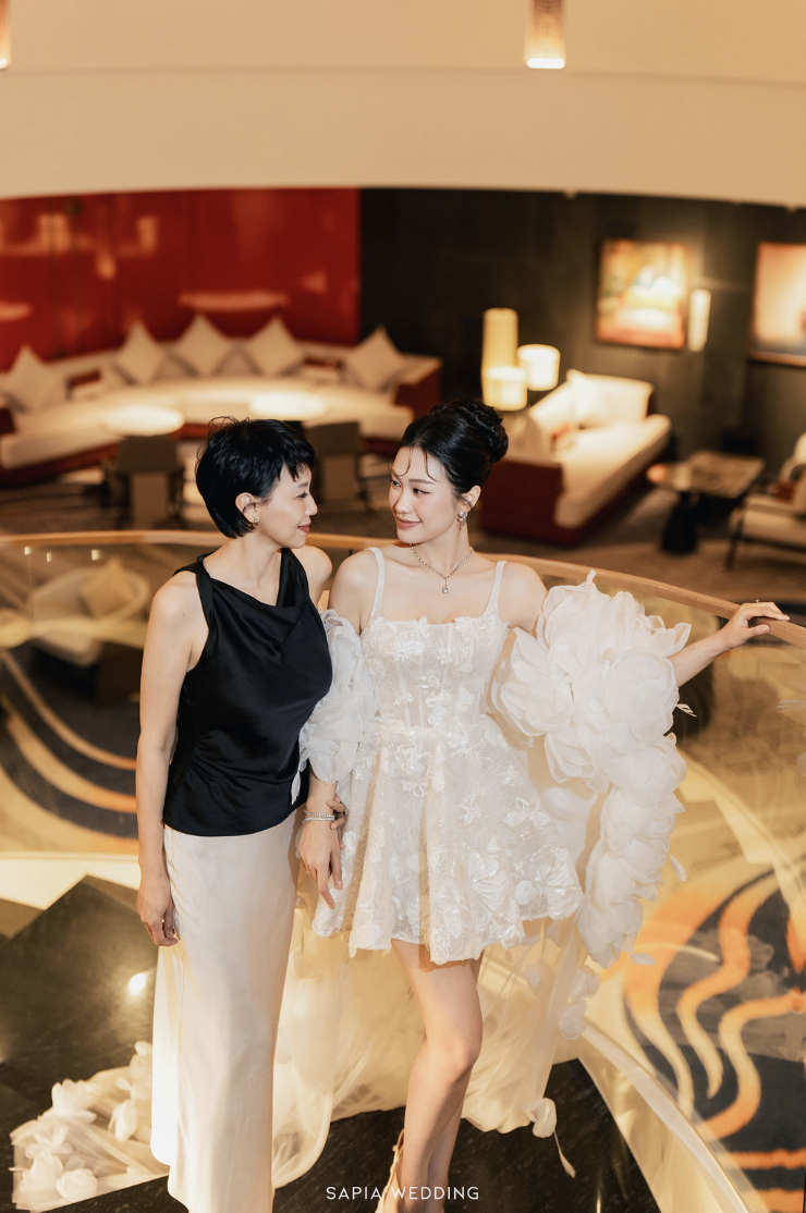 "Chị mẹ" của Doãn Hải My - bà ngoại sành điệu, gợi cảm tuổi U50, thể hiện 1 điều cực tinh tế khi chụp hình cùng con gái- Ảnh 3. "Chị mẹ" của Doãn Hải My - bà ngoại sành điệu, gợi cảm tuổi U50, thể hiện 1 điều cực tinh tế khi chụp hình cùng con gái- Ảnh 3.