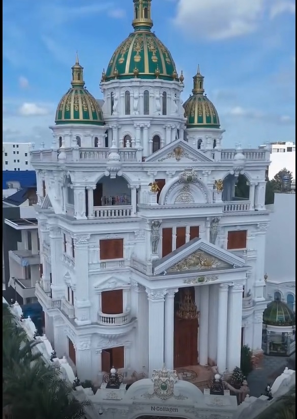 Clip quay lén biệt thự 500 tỷ của Ngân Collagen: Phản ứng của người phụ nữ khi phát hiện flycam- Ảnh 2. Clip quay lén biệt thự 500 tỷ của Ngân Collagen: Phản ứng của người phụ nữ khi phát hiện flycam- Ảnh 2.