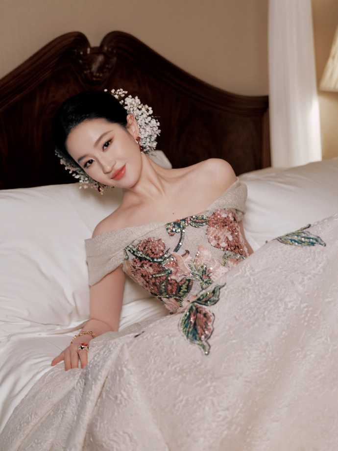 Siêu thảm đỏ "đáng sợ" nhất Cbiz: "Tiên hoa" Lưu Diệc Phi gầy khó tin vẫn không cứu nổi rừng sao "xấu đau xấu đớn"- Ảnh 5.