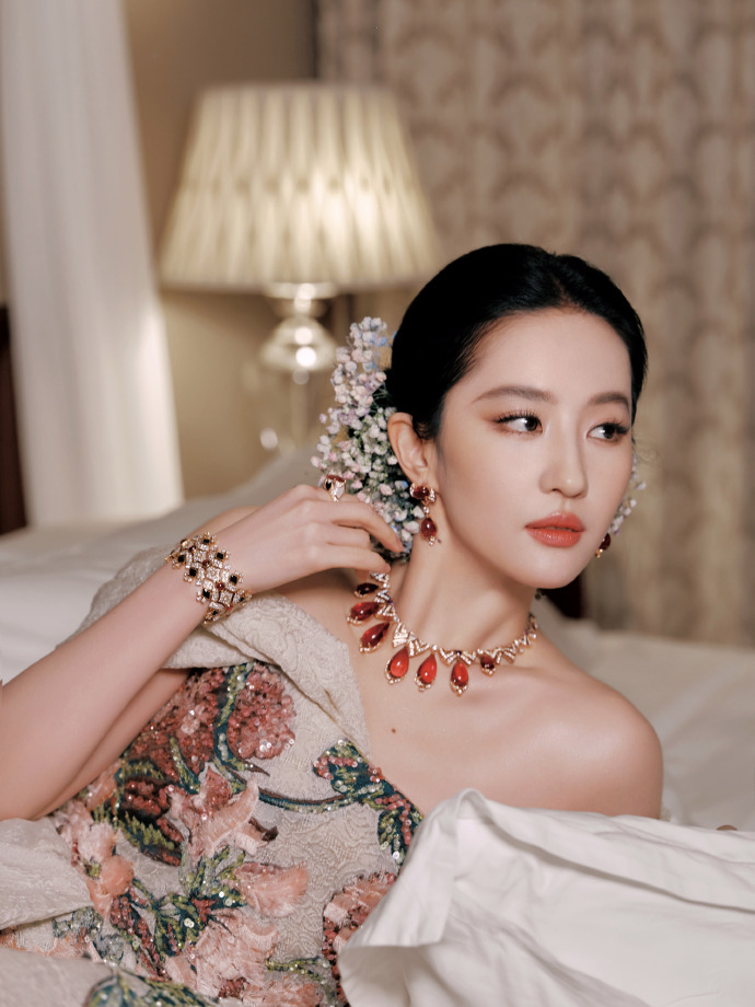 Siêu thảm đỏ "đáng sợ" nhất Cbiz: "Tiên hoa" Lưu Diệc Phi gầy khó tin vẫn không cứu nổi rừng sao "xấu đau xấu đớn"- Ảnh 3.