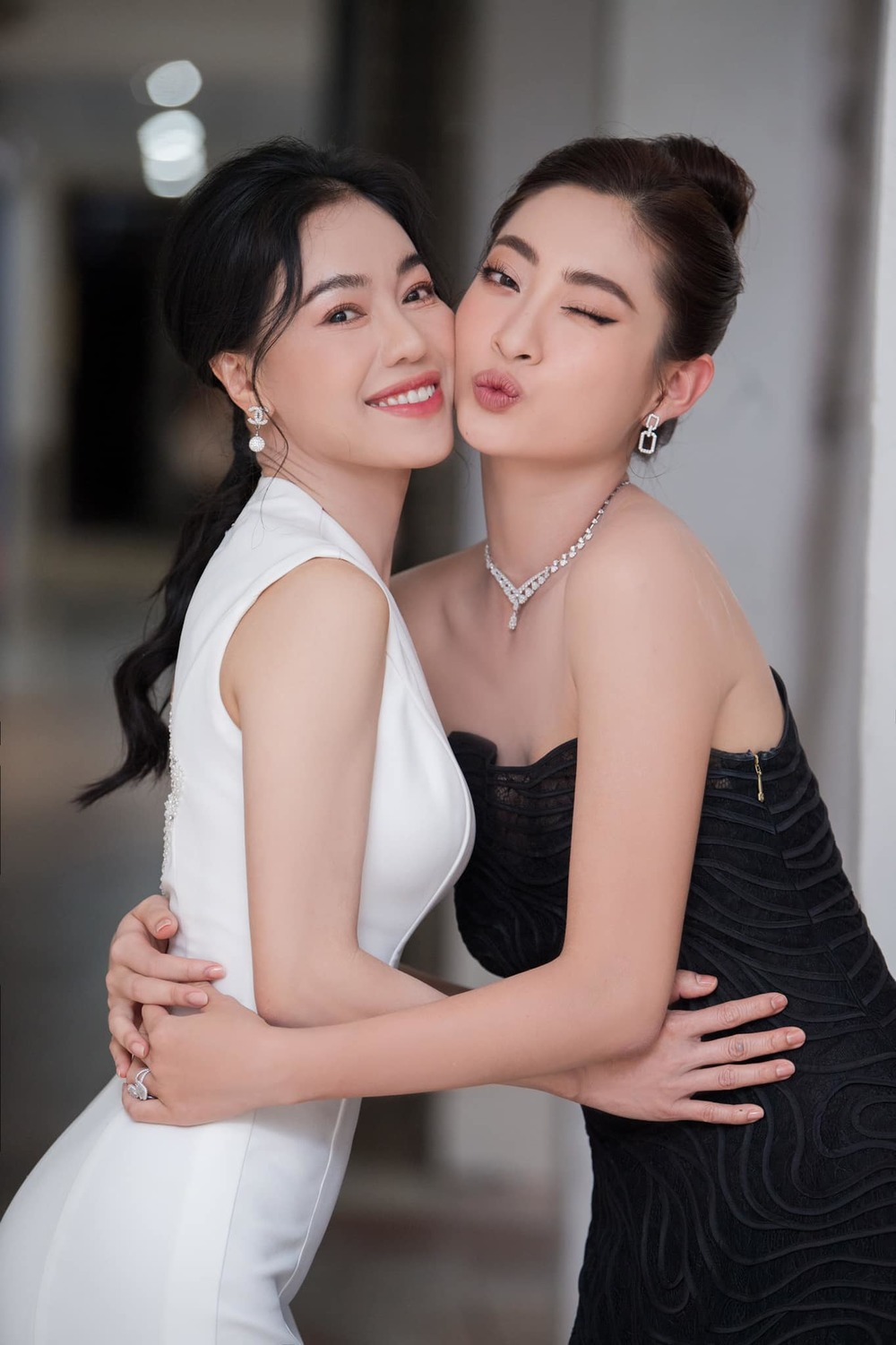 "Bà trùm" hoa hậu nhà Sen Vàng công khai tin nhắn của hoa hậu quê Cao Bằng: Con không muốn dừng lại- Ảnh 3. "Bà trùm" hoa hậu nhà Sen Vàng công khai tin nhắn của hoa hậu quê Cao Bằng: Con không muốn dừng lại- Ảnh 3.