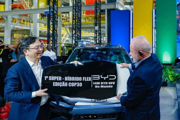 Tổng thống Brazil được tặng chiếc xe thứ 14 triệu của BYD- Ảnh 1.