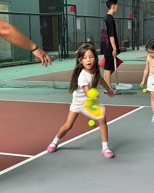 Tóm dính Hồ Ngọc Hà trên sân pickleball: Đôi Tóm dính Hồ Ngọc Hà trên sân pickleball: Đôi