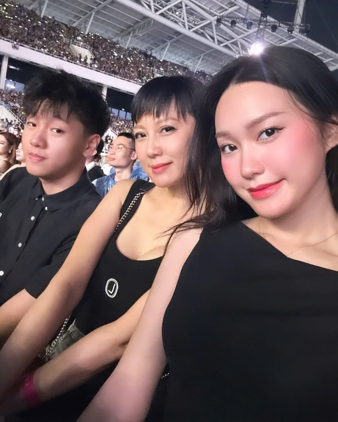 "Chị mẹ" của Doãn Hải My - bà ngoại sành điệu, gợi cảm tuổi U50, thể hiện 1 điều cực tinh tế khi chụp hình cùng con gái- Ảnh 9. "Chị mẹ" của Doãn Hải My - bà ngoại sành điệu, gợi cảm tuổi U50, thể hiện 1 điều cực tinh tế khi chụp hình cùng con gái- Ảnh 9.