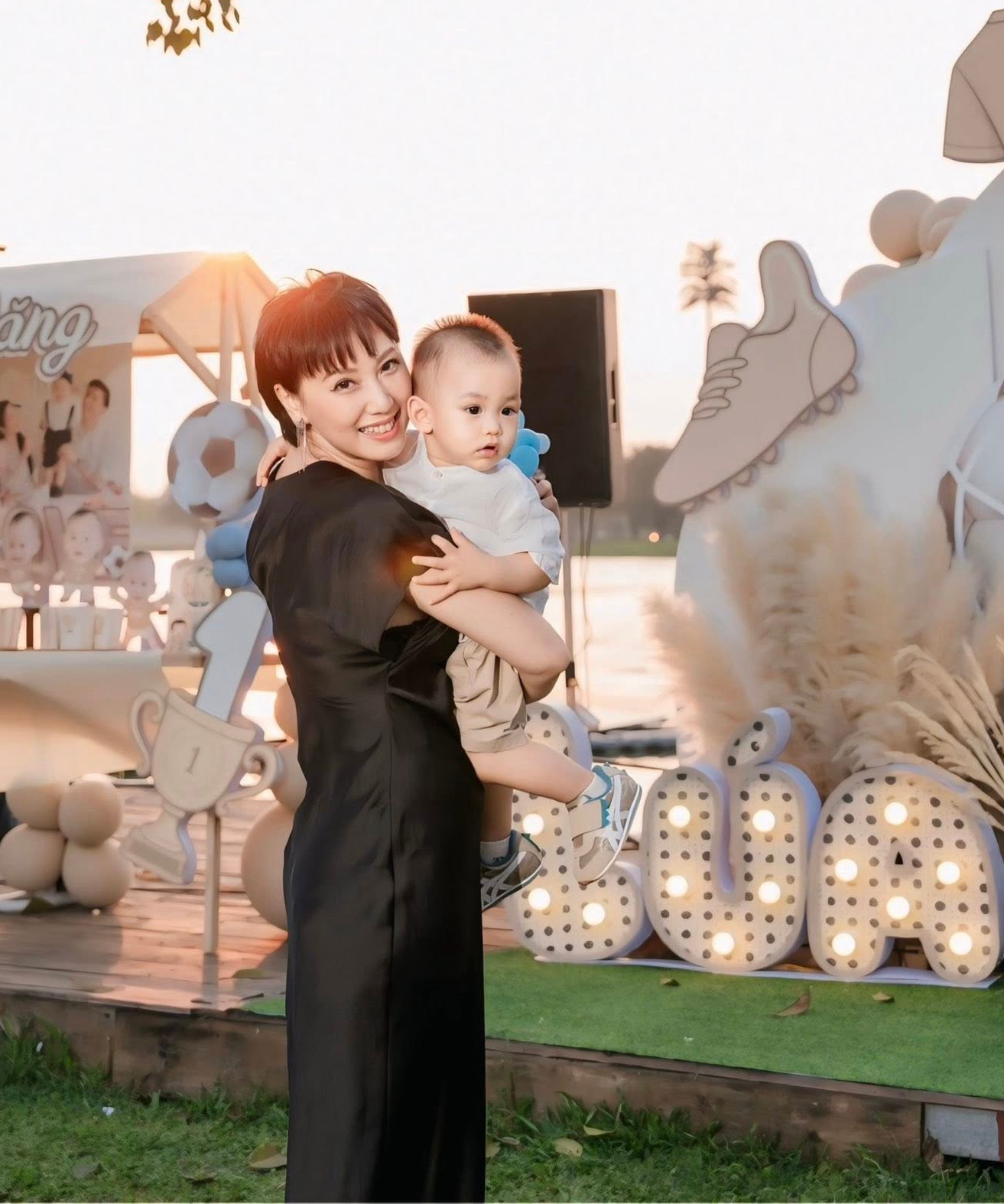 "Chị mẹ" của Doãn Hải My - bà ngoại sành điệu, gợi cảm tuổi U50, thể hiện 1 điều cực tinh tế khi chụp hình cùng con gái- Ảnh 5. "Chị mẹ" của Doãn Hải My - bà ngoại sành điệu, gợi cảm tuổi U50, thể hiện 1 điều cực tinh tế khi chụp hình cùng con gái- Ảnh 5.