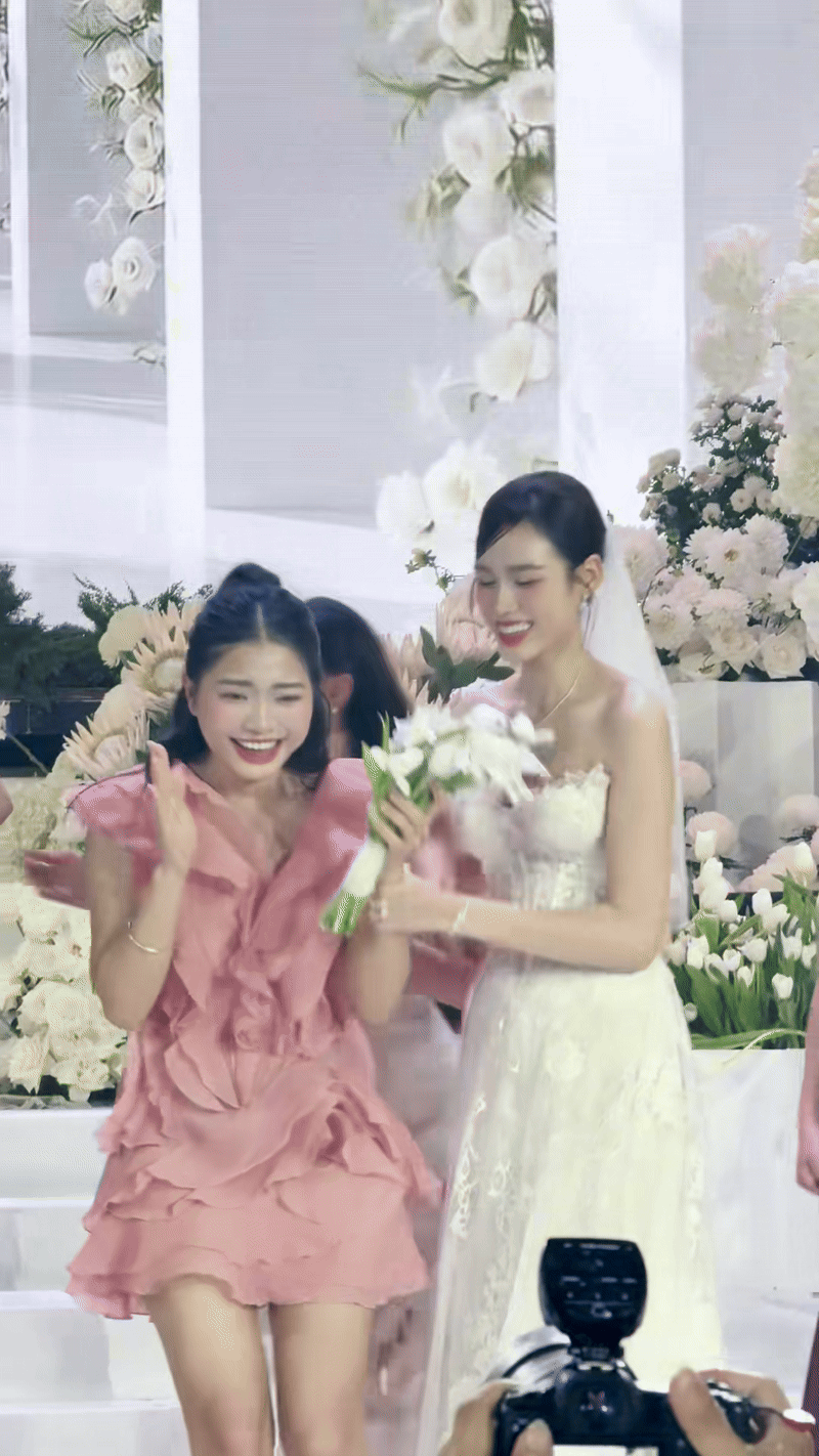 Bất ngờ thân thế cô gái bắt được hoa cưới của Đỗ Hà - Viết Vương- Ảnh 1. Bất ngờ thân thế cô gái bắt được hoa cưới của Đỗ Hà - Viết Vương- Ảnh 1.