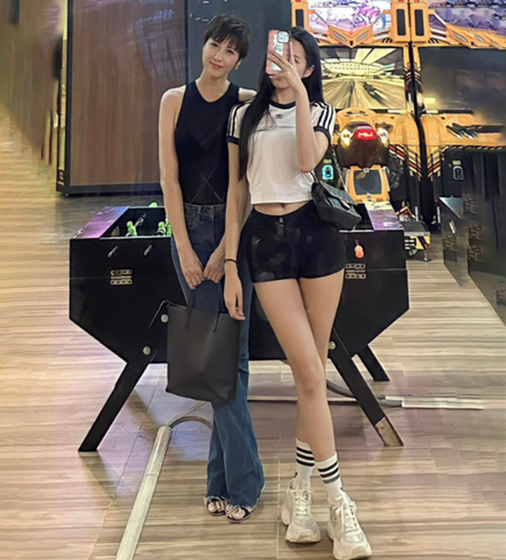 "Chị mẹ" của Doãn Hải My - bà ngoại sành điệu, gợi cảm tuổi U50, thể hiện 1 điều cực tinh tế khi chụp hình cùng con gái- Ảnh 11. "Chị mẹ" của Doãn Hải My - bà ngoại sành điệu, gợi cảm tuổi U50, thể hiện 1 điều cực tinh tế khi chụp hình cùng con gái- Ảnh 11.