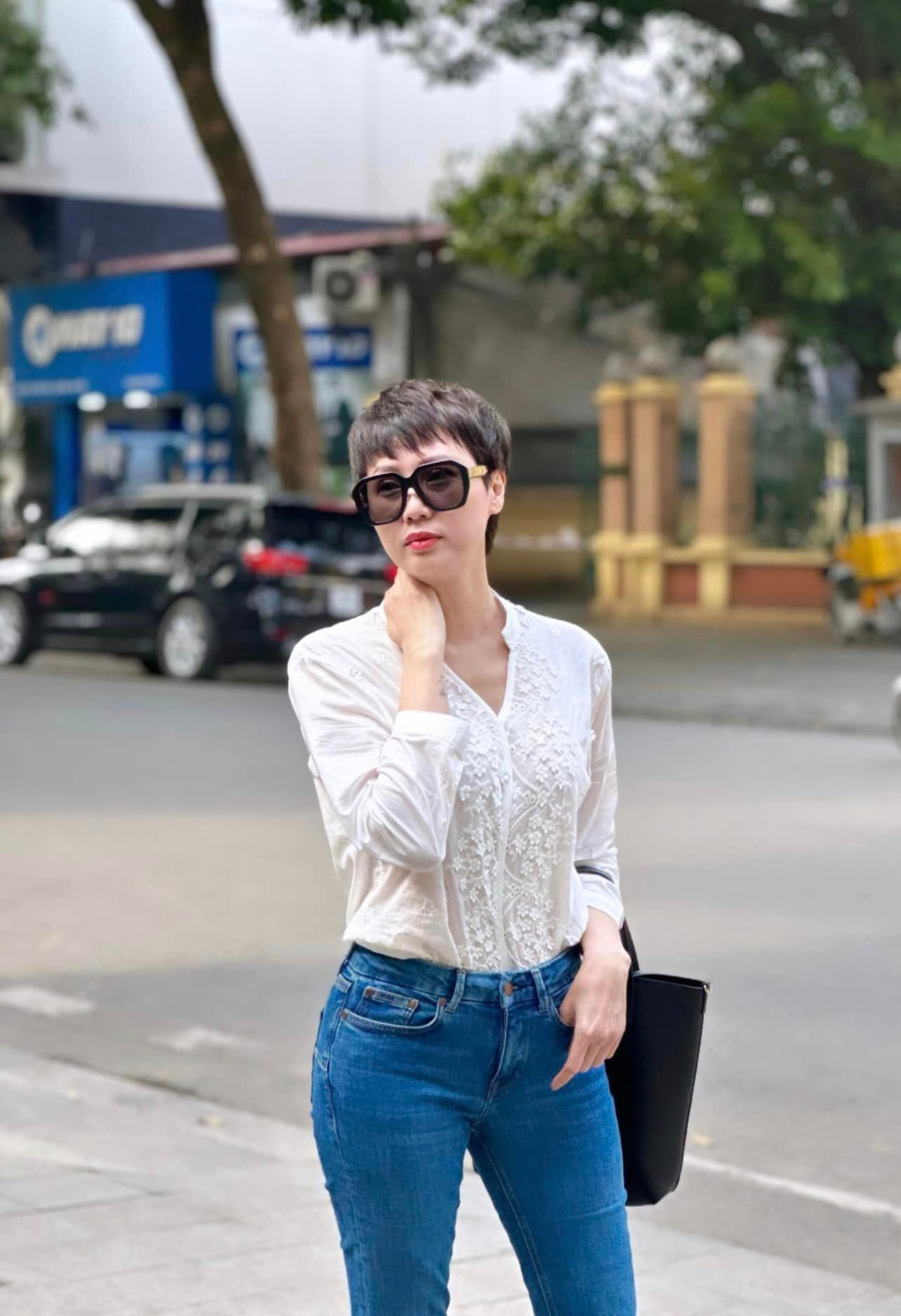 "Chị mẹ" của Doãn Hải My - bà ngoại sành điệu, gợi cảm tuổi U50, thể hiện 1 điều cực tinh tế khi chụp hình cùng con gái- Ảnh 7. "Chị mẹ" của Doãn Hải My - bà ngoại sành điệu, gợi cảm tuổi U50, thể hiện 1 điều cực tinh tế khi chụp hình cùng con gái- Ảnh 7.