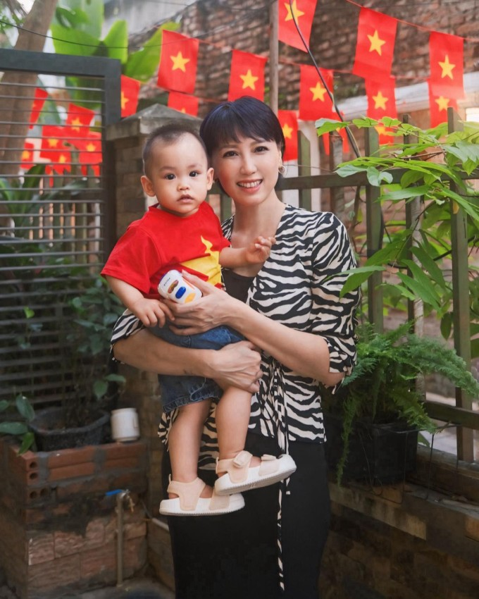 "Chị mẹ" của Doãn Hải My - bà ngoại sành điệu, gợi cảm tuổi U50, thể hiện 1 điều cực tinh tế khi chụp hình cùng con gái- Ảnh 4. "Chị mẹ" của Doãn Hải My - bà ngoại sành điệu, gợi cảm tuổi U50, thể hiện 1 điều cực tinh tế khi chụp hình cùng con gái- Ảnh 4.