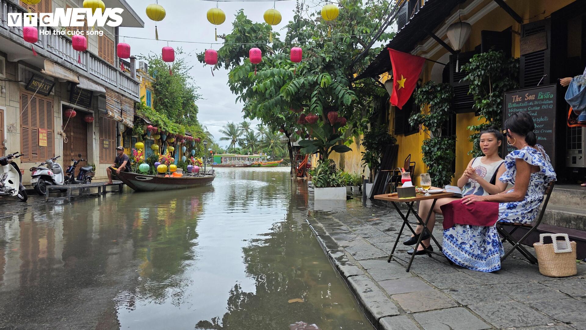 Du khách nước ngoài thích thú lội nước, 'săn' ảnh phố cổ Hội An ngày ngập lụt- Ảnh 8. Du khách nước ngoài thích thú lội nước, 'săn' ảnh phố cổ Hội An ngày ngập lụt- Ảnh 8.