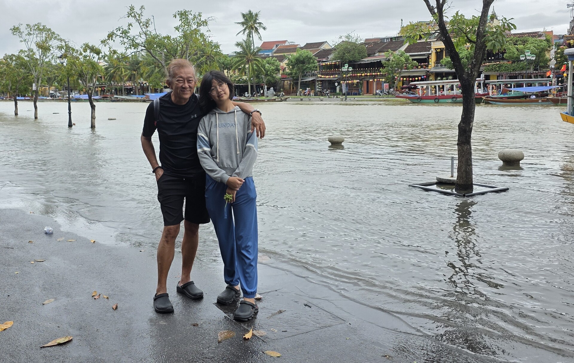 Du khách nước ngoài thích thú lội nước, 'săn' ảnh phố cổ Hội An ngày ngập lụt- Ảnh 7. Du khách nước ngoài thích thú lội nước, 'săn' ảnh phố cổ Hội An ngày ngập lụt- Ảnh 7.