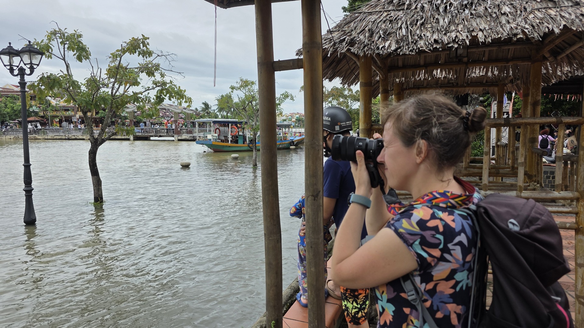 Du khách nước ngoài thích thú lội nước, 'săn' ảnh phố cổ Hội An ngày ngập lụt- Ảnh 6. Du khách nước ngoài thích thú lội nước, 'săn' ảnh phố cổ Hội An ngày ngập lụt- Ảnh 6.