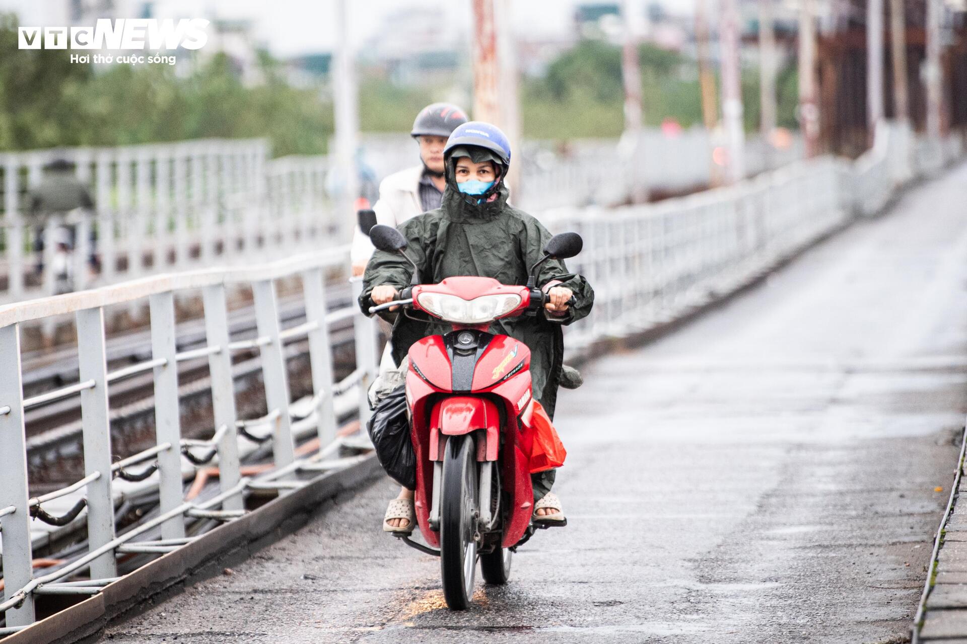 Không khí lạnh tăng cường, người Hà Nội co ro trong mưa lạnh 18°C- Ảnh 19.