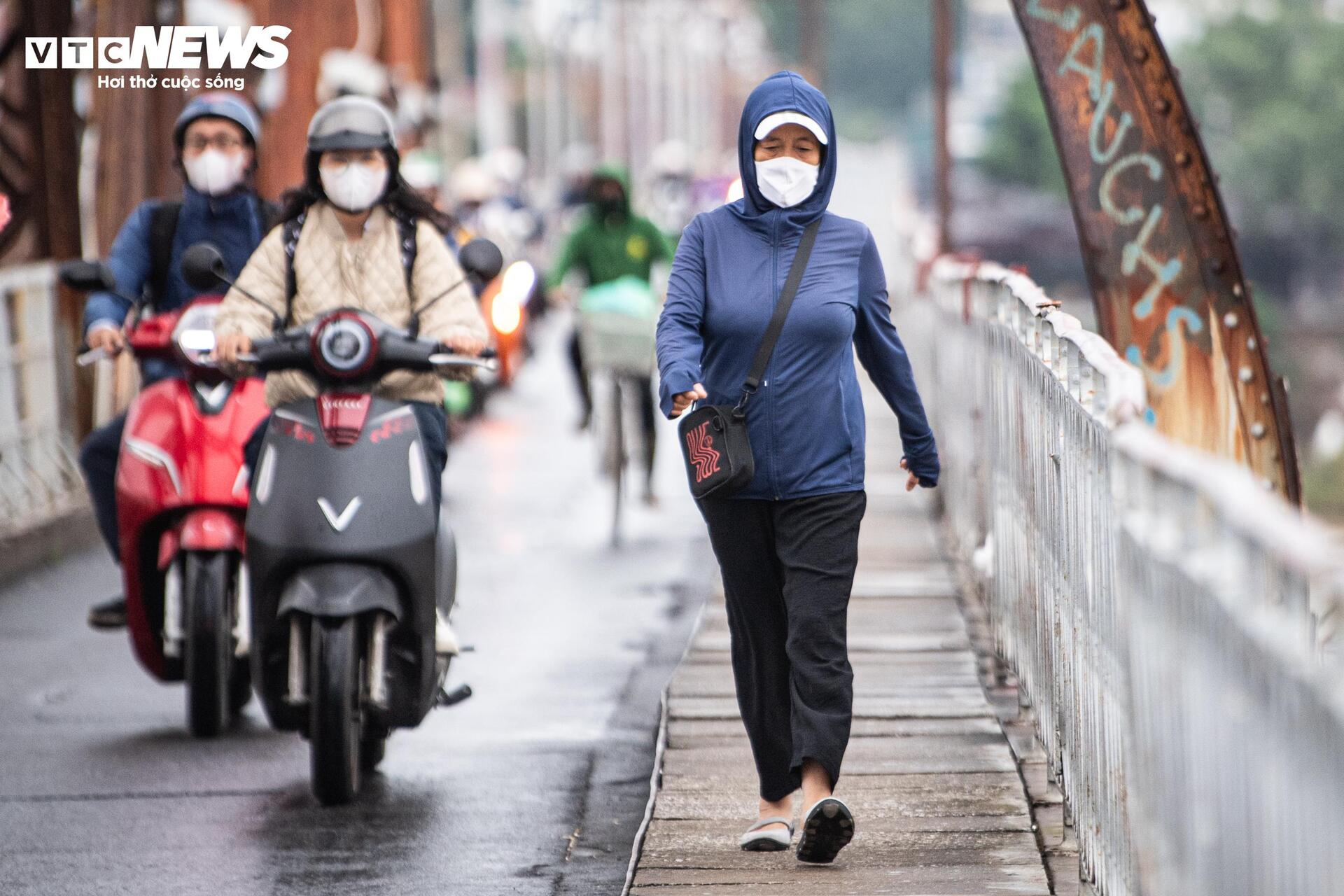 Không khí lạnh tăng cường, người Hà Nội co ro trong mưa lạnh 18°C- Ảnh 14.