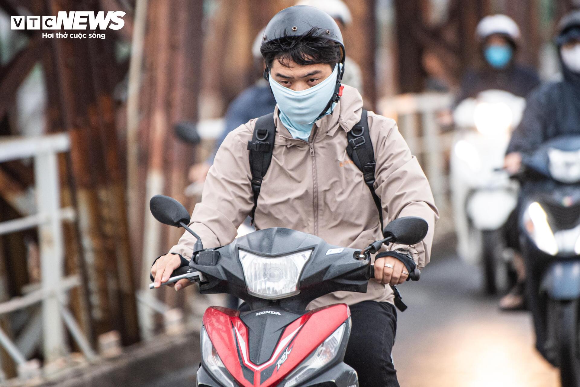 Không khí lạnh tăng cường, người Hà Nội co ro trong mưa lạnh 18°C- Ảnh 2.