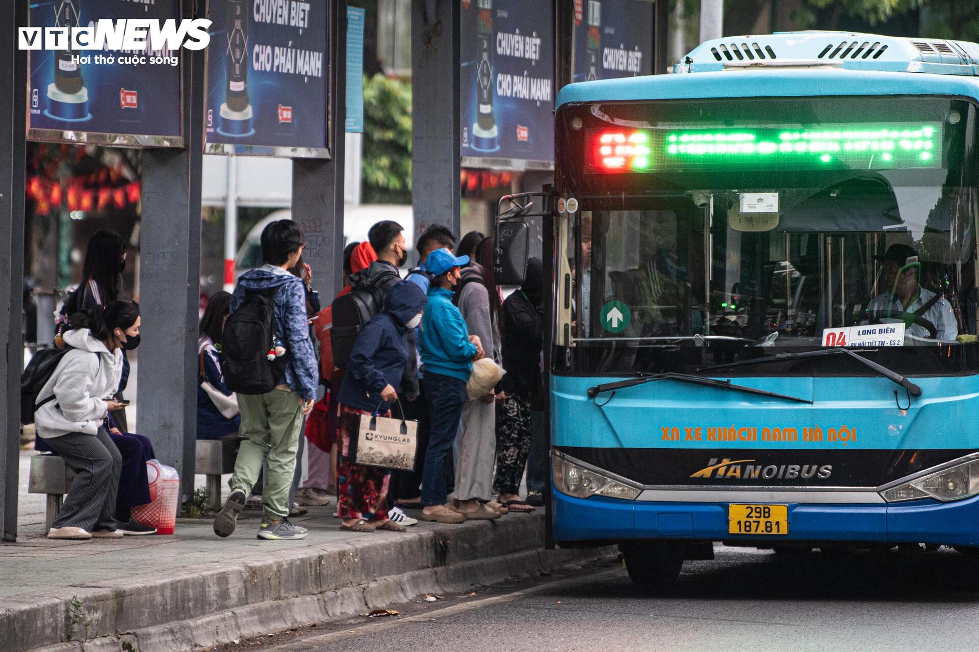 Không khí lạnh tăng cường, người Hà Nội co ro trong mưa lạnh 18°C- Ảnh 6.