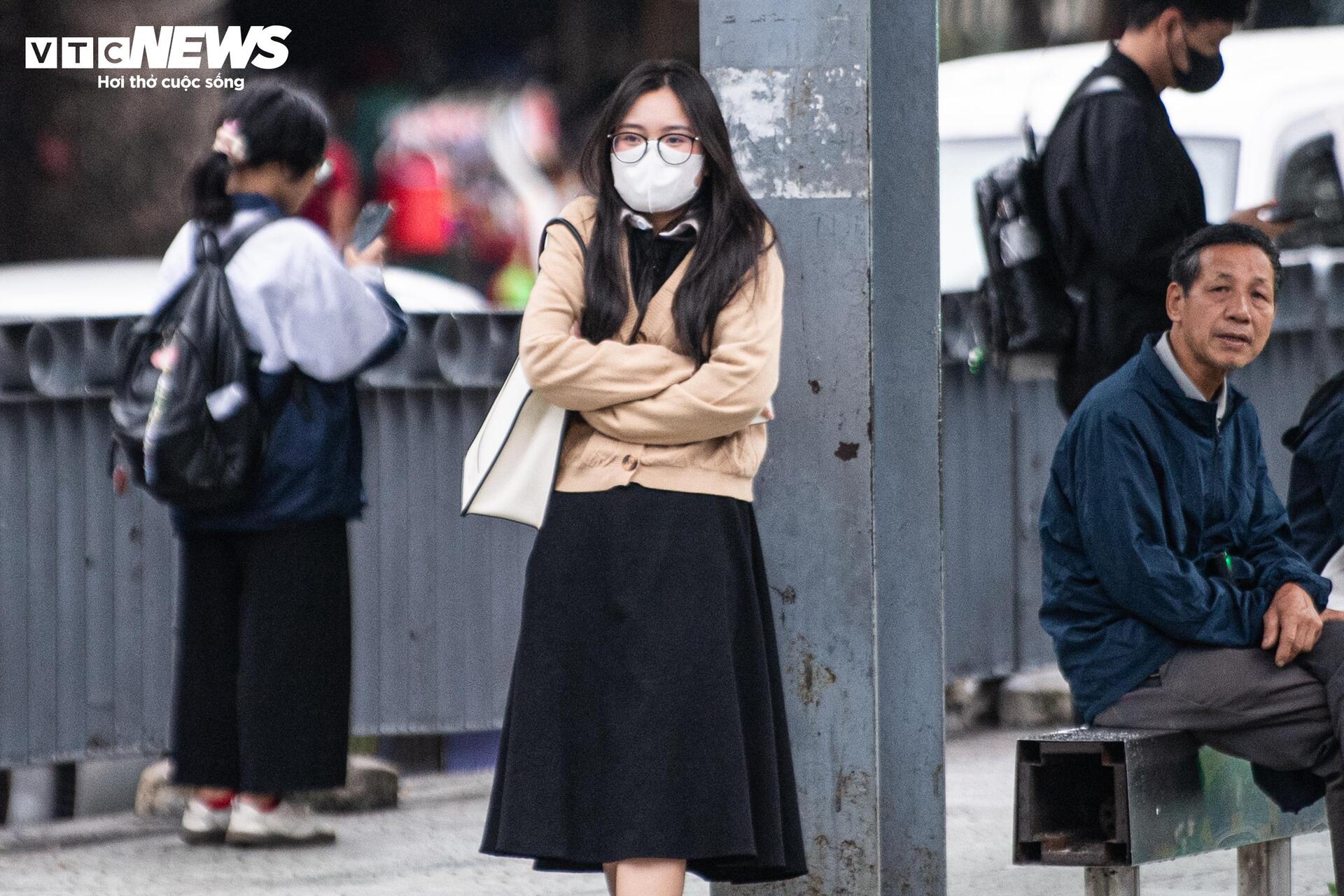 Không khí lạnh tăng cường, người Hà Nội co ro trong mưa lạnh 18°C- Ảnh 7.