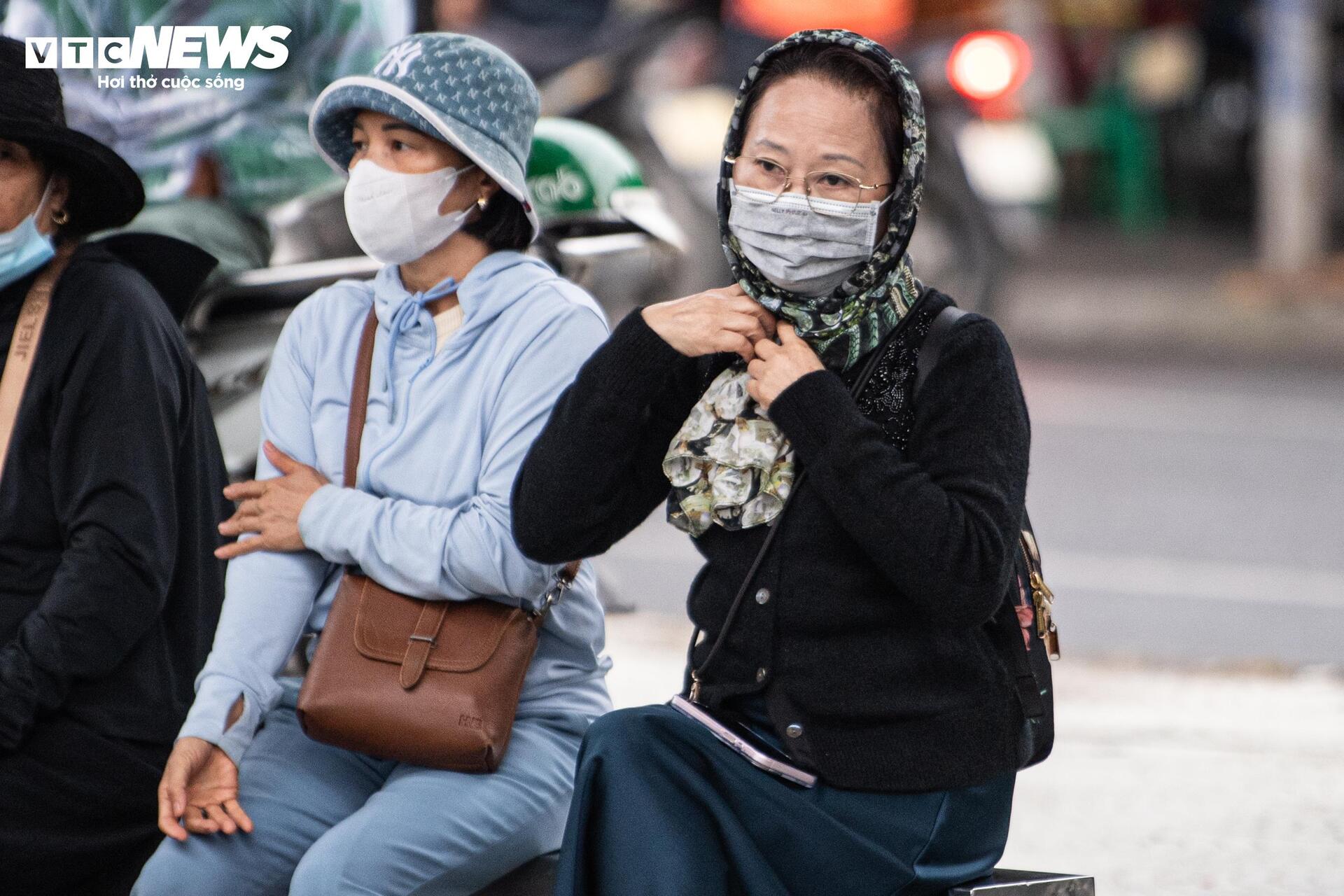 Không khí lạnh tăng cường, người Hà Nội co ro trong mưa lạnh 18°C- Ảnh 9.