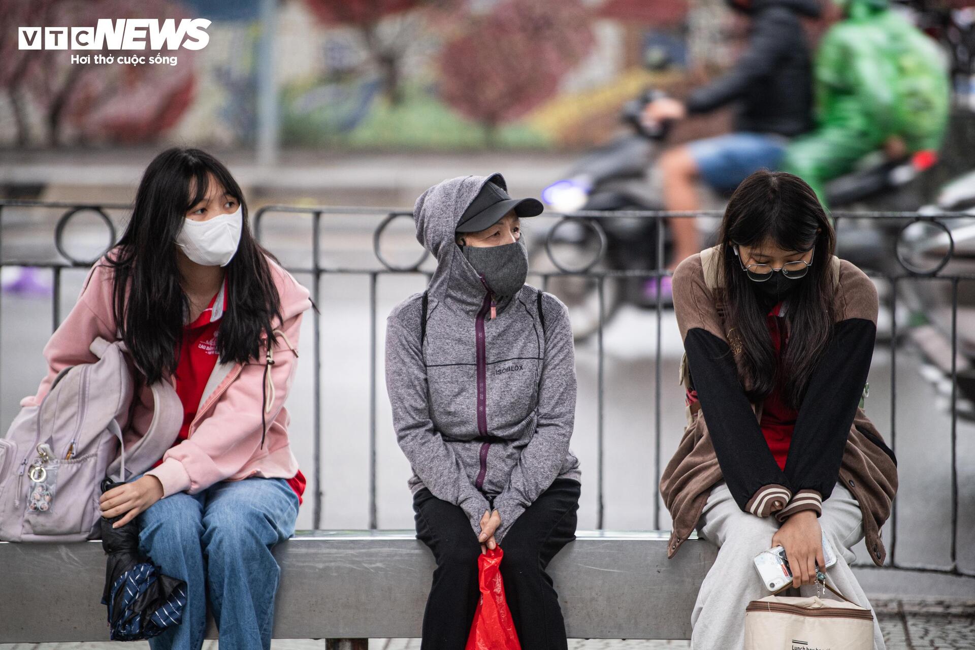 Không khí lạnh tăng cường, người Hà Nội co ro trong mưa lạnh 18°C- Ảnh 8.