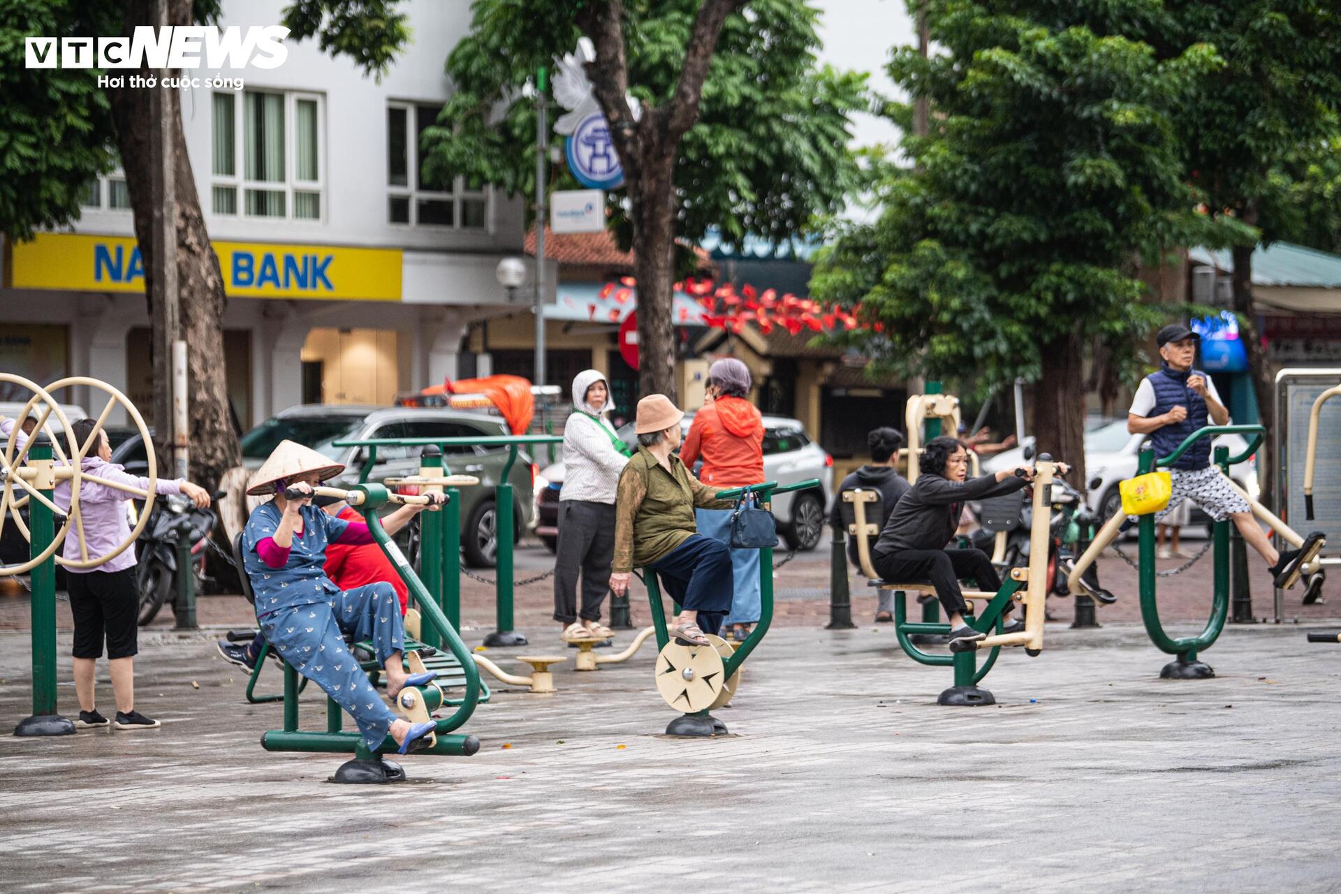 Không khí lạnh tăng cường, người Hà Nội co ro trong mưa lạnh 18°C- Ảnh 10.