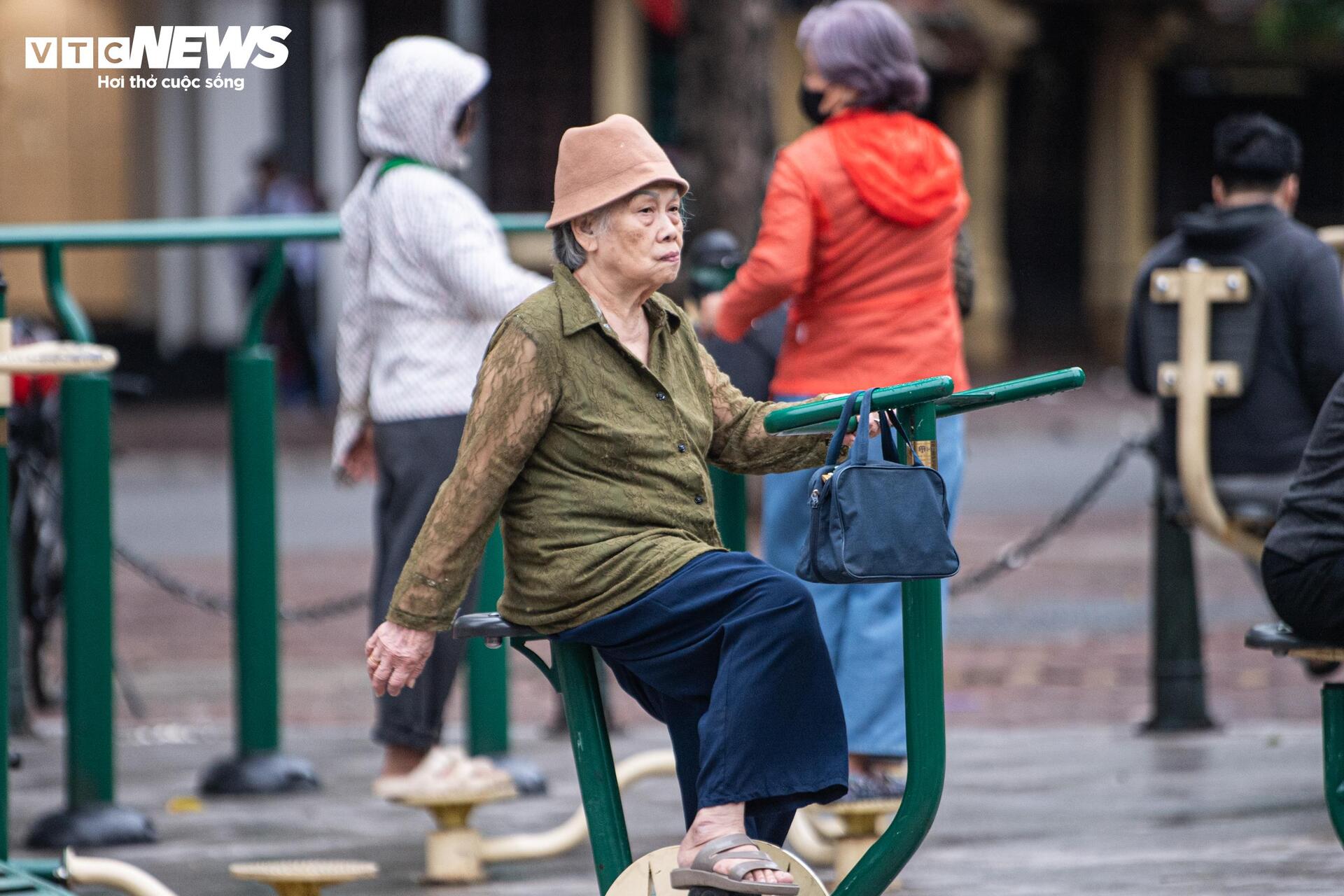 Không khí lạnh tăng cường, người Hà Nội co ro trong mưa lạnh 18°C- Ảnh 11.